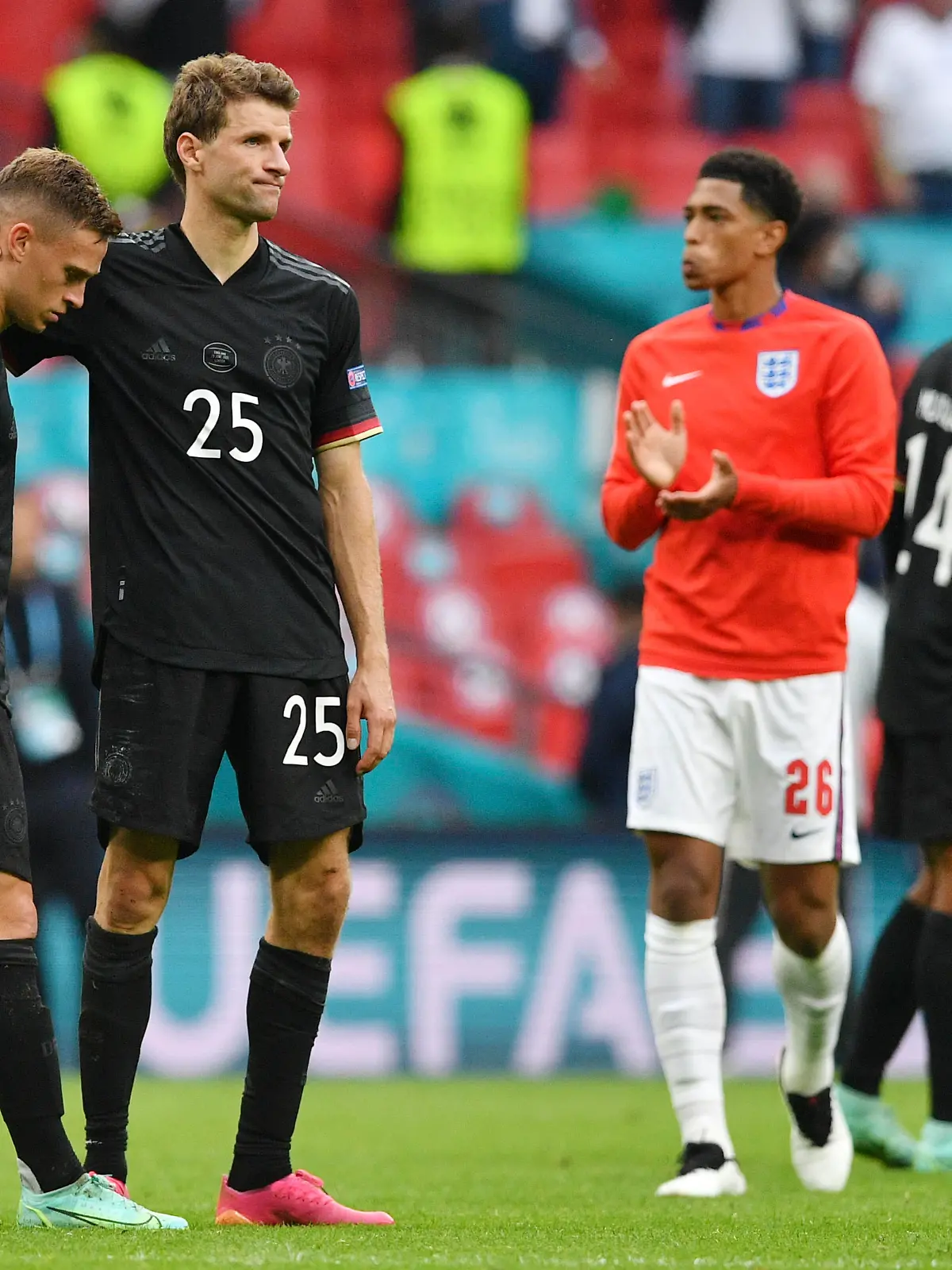 Trost von Thomas Müller für Joshua Kimmich: Deutschland ist bei der EM raus.