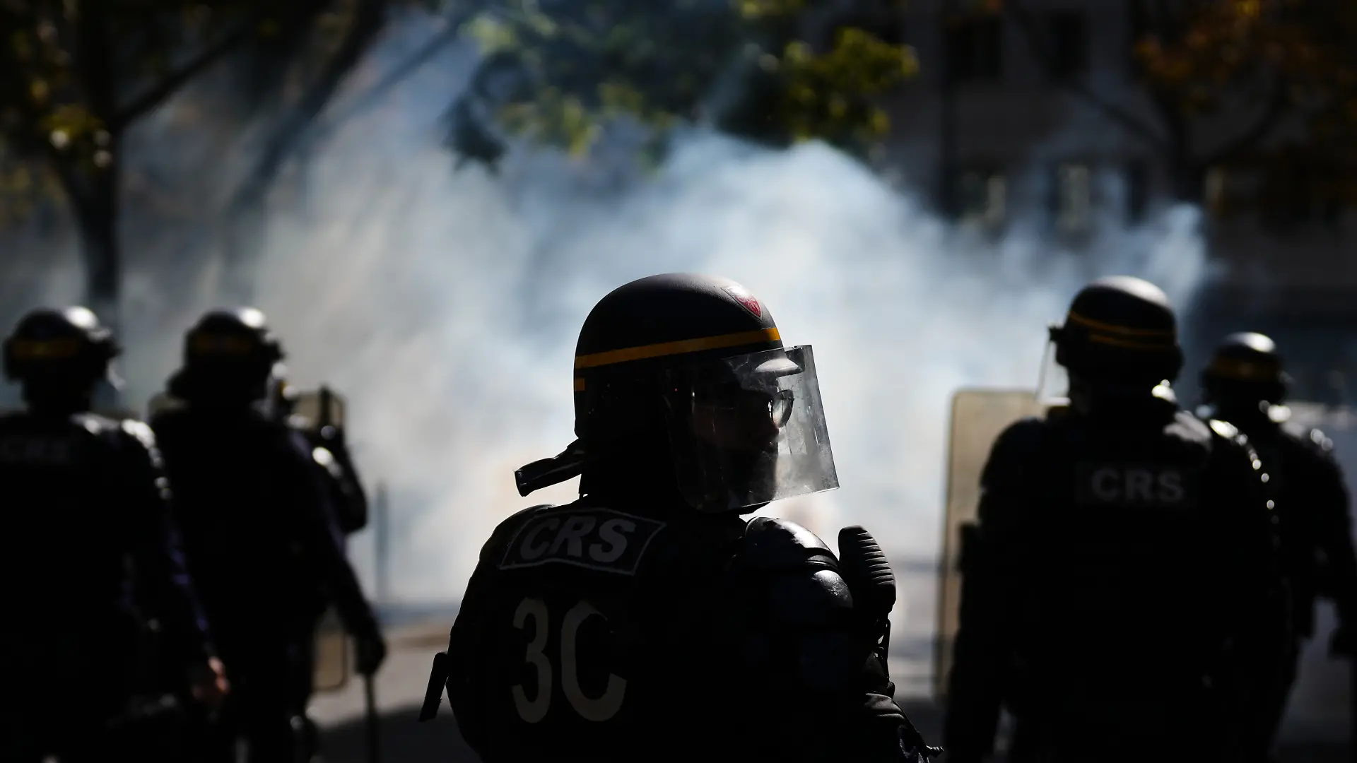 Polizisten stehen bei einem Schülerprotest gegen unterfinanzierte Schulen. Seit Tagen protestieren Schülerinnen und Schüler an den Oberschulen. +++ dpa-Bildfunk +++