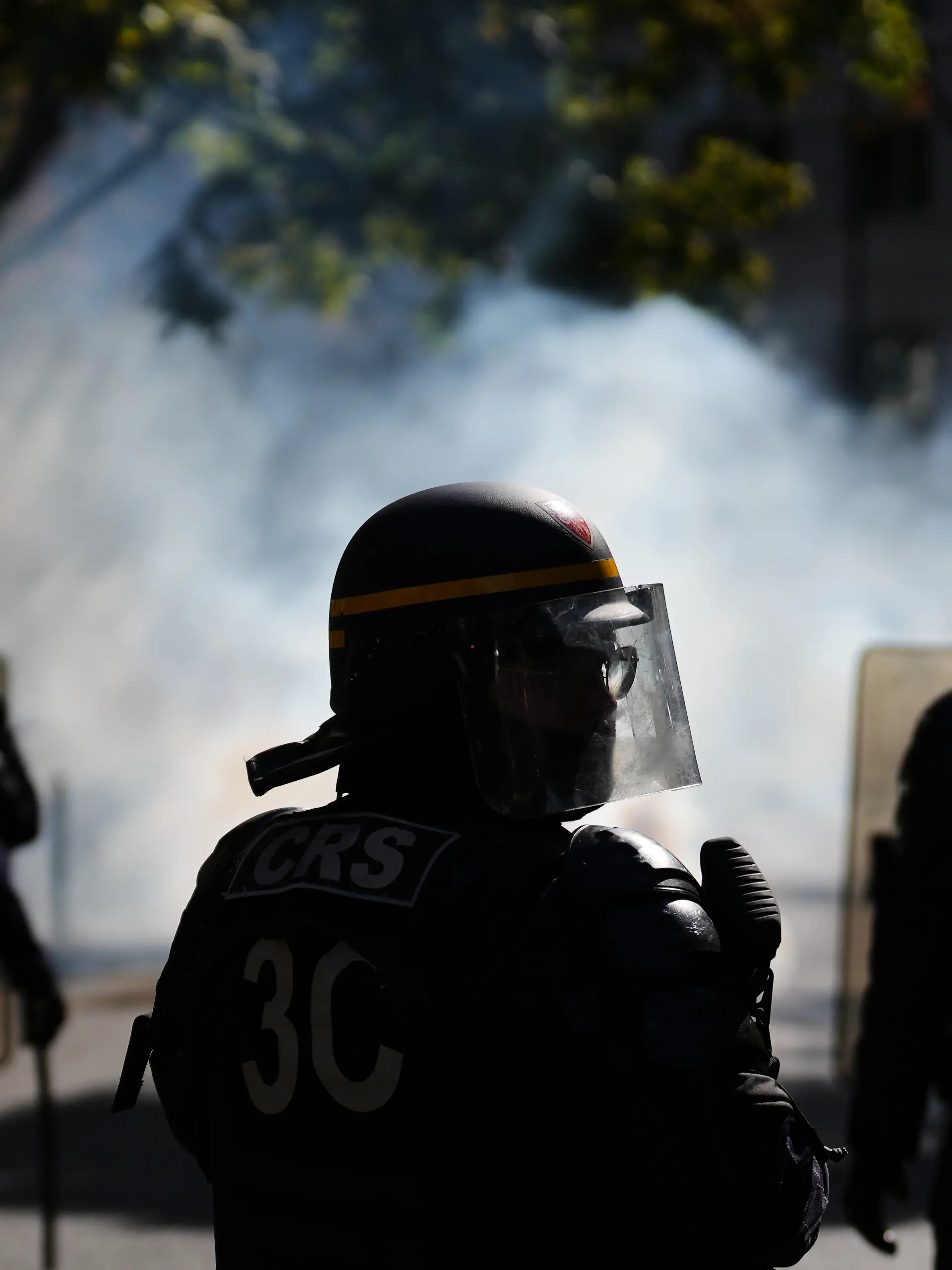 Polizisten stehen bei einem Schülerprotest gegen unterfinanzierte Schulen. Seit Tagen protestieren Schülerinnen und Schüler an den Oberschulen. +++ dpa-Bildfunk +++