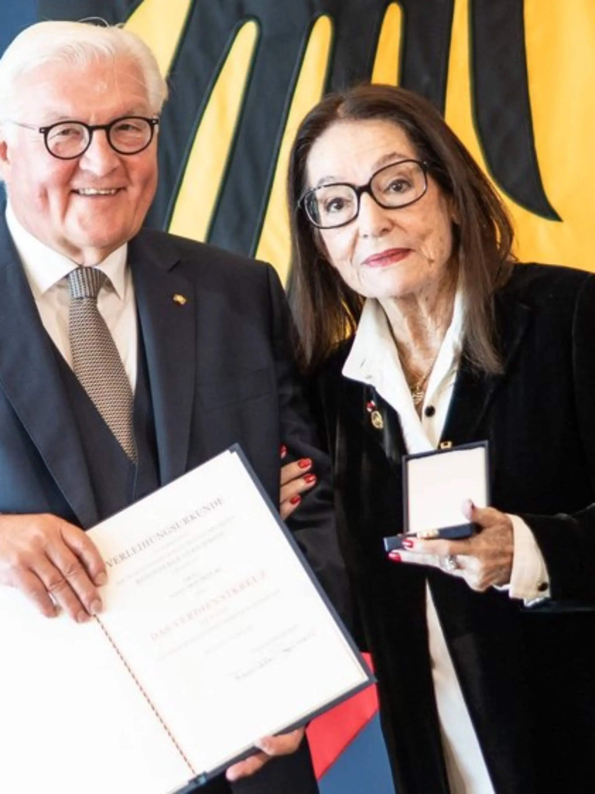 Nana Mouskouri wurde mit dem Bundesverdienstorden ausgezeichnet.