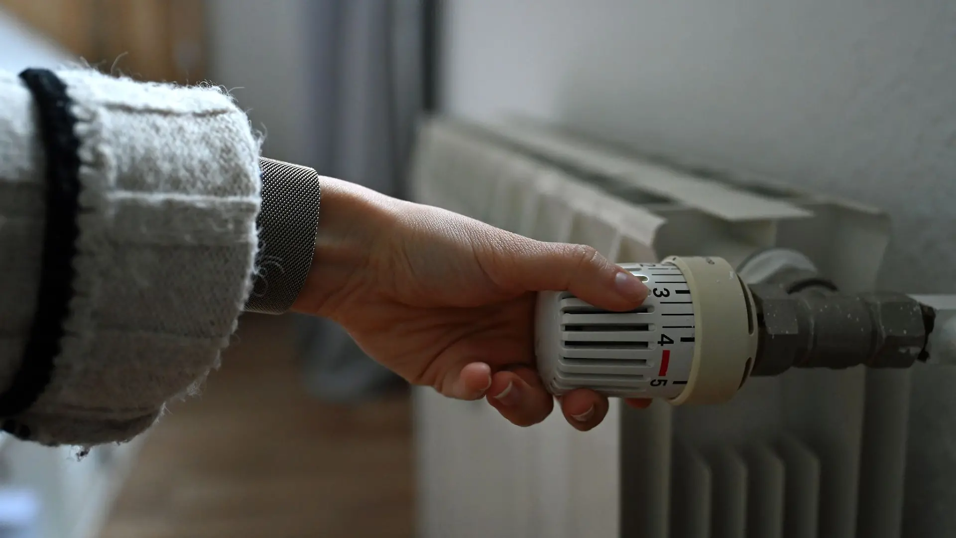 Soll es möglichst fix kuschelig warm im Wohnzimmer werden, hilft es nicht, das Thermostat ganz hochzudrehen. Damit stellt man zwar die gewünschte Raumtemperatur an. Schneller warm wird es bei höheren Stufen aber nicht.