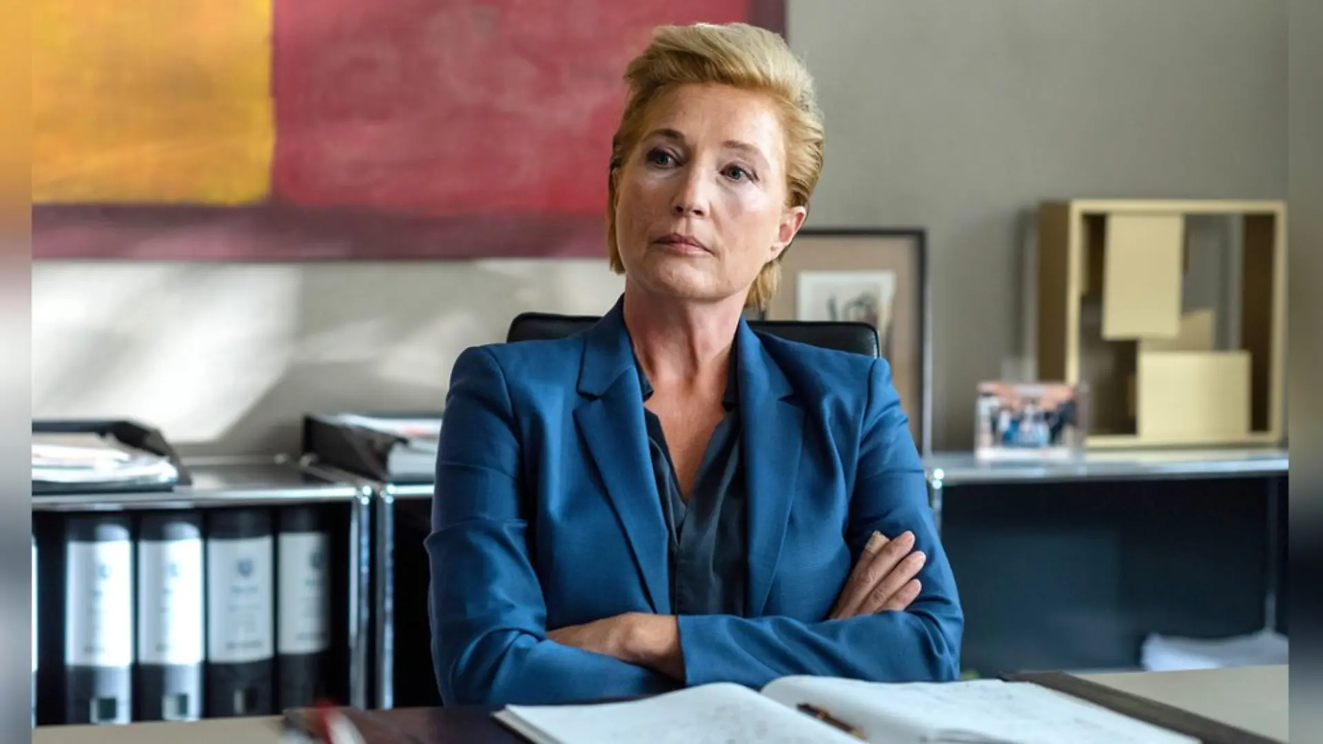 Das "Großstadtrevier" startet mit der Episode "Offene Rechnung" in die Jubiläumsfolgen - hier zu sehen: Revierleiterin Frau Küppers (Saskia Fischer).