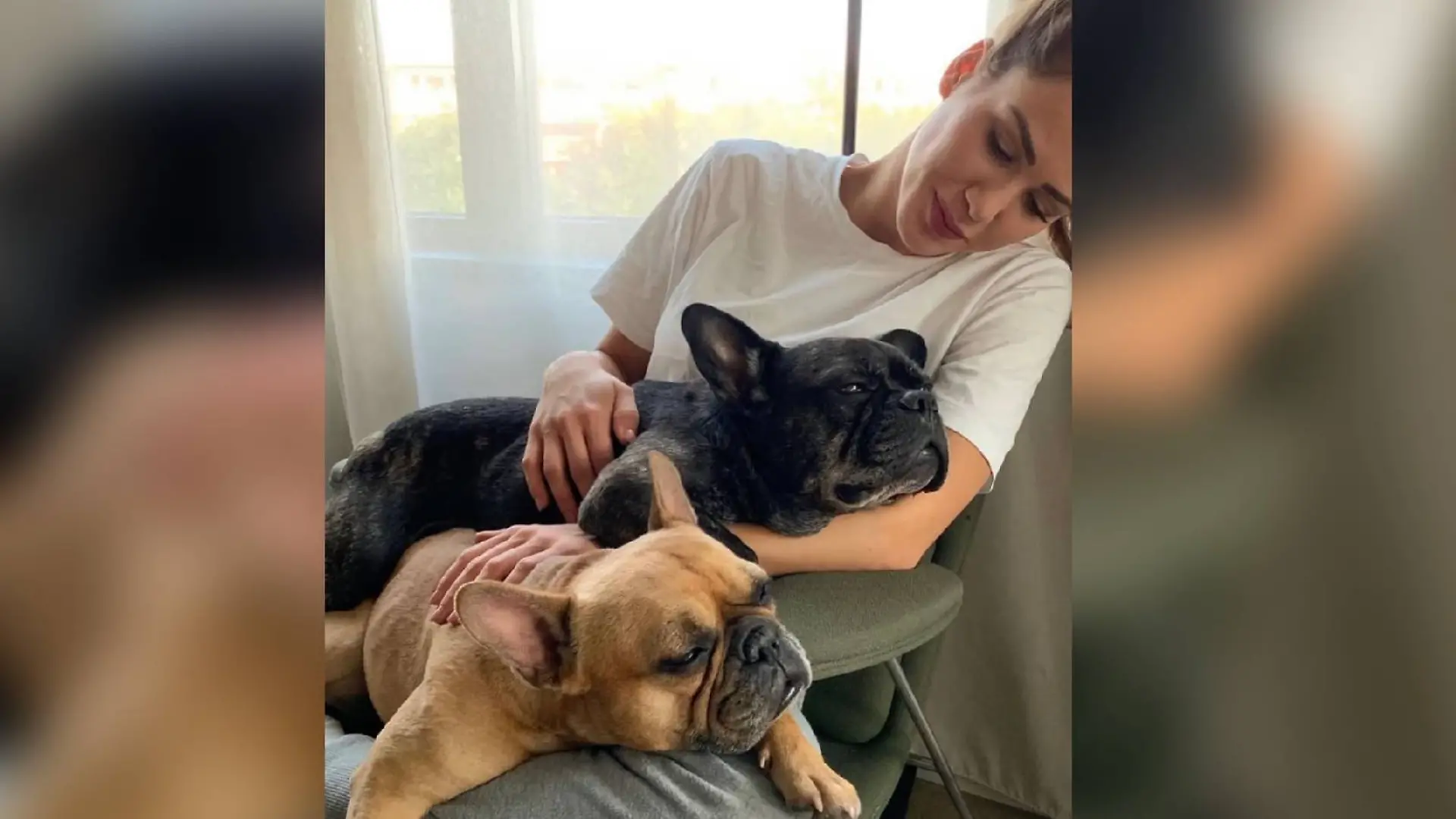 Angelina Pannek mit ihren zwei Hunden Lotti und Louis.