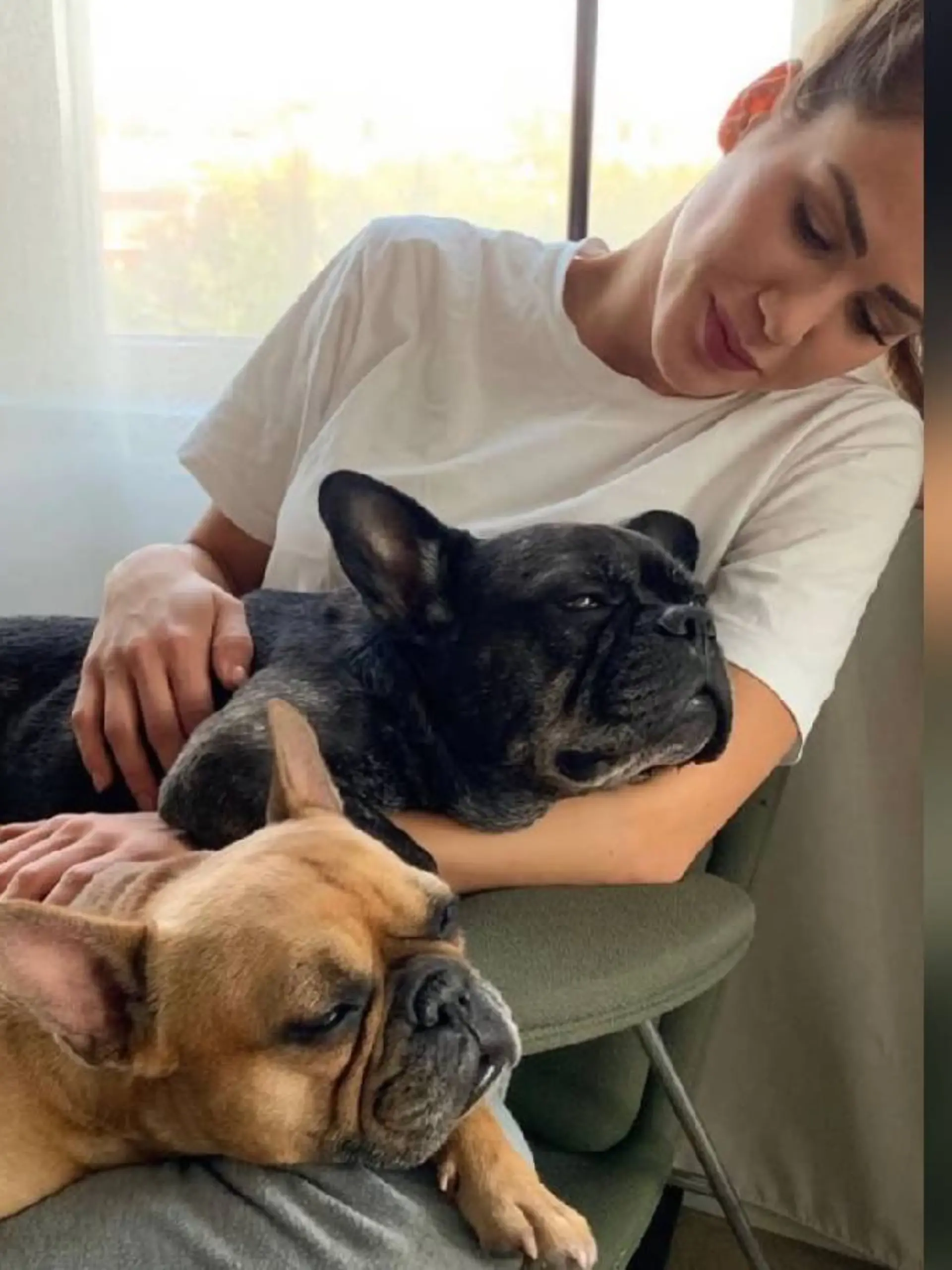 Angelina Pannek mit ihren zwei Hunden Lotti und Louis.
