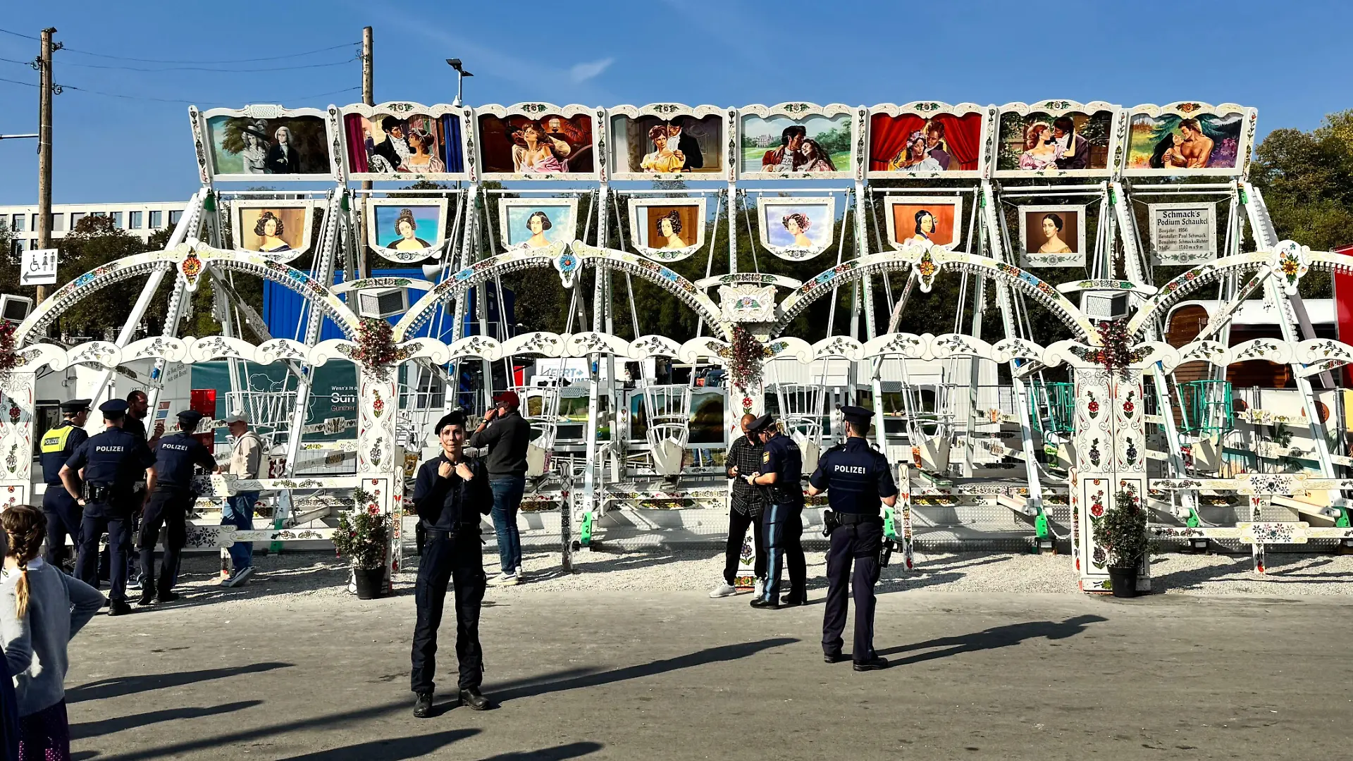 Die Polizei untersucht noch, wie es zu dem schweren Unfall an einer Schiffschaukel auf dem Münchner Oktoberfest kommen konnte.