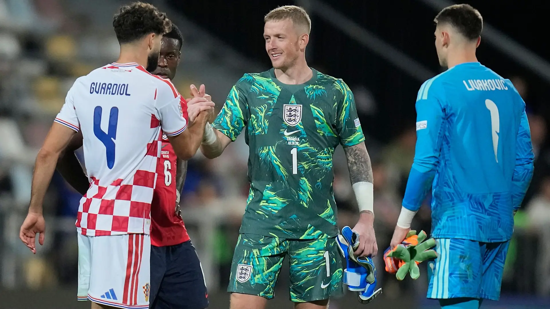 Jordan Pickford (M) muss sich vor Gericht verantworten.