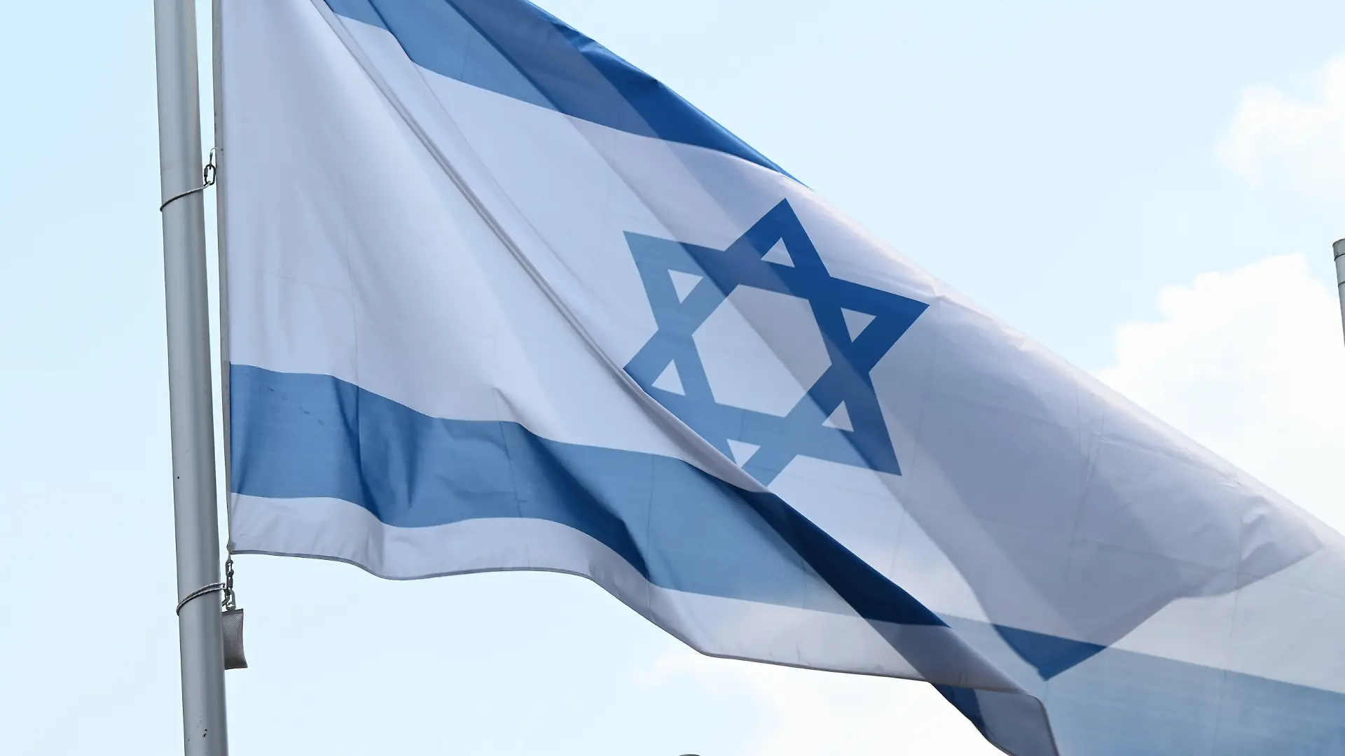 Flagge von Israel weht im Wind *** Flag of Israel fluttering in the wind