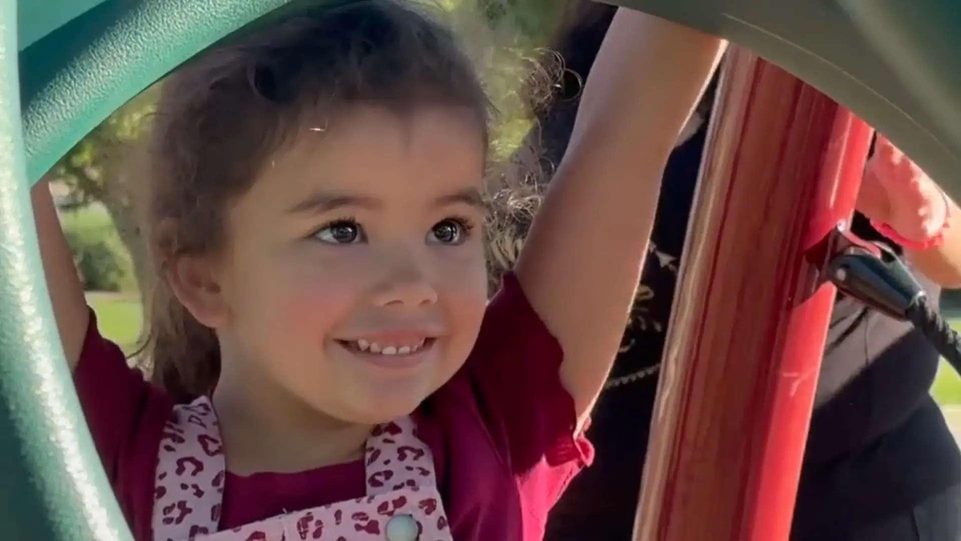 Enkelin (4) rettet ihrer Oma das Leben – gleich zweimal! Gerade erst gelernt, wie man den Notruf wählt