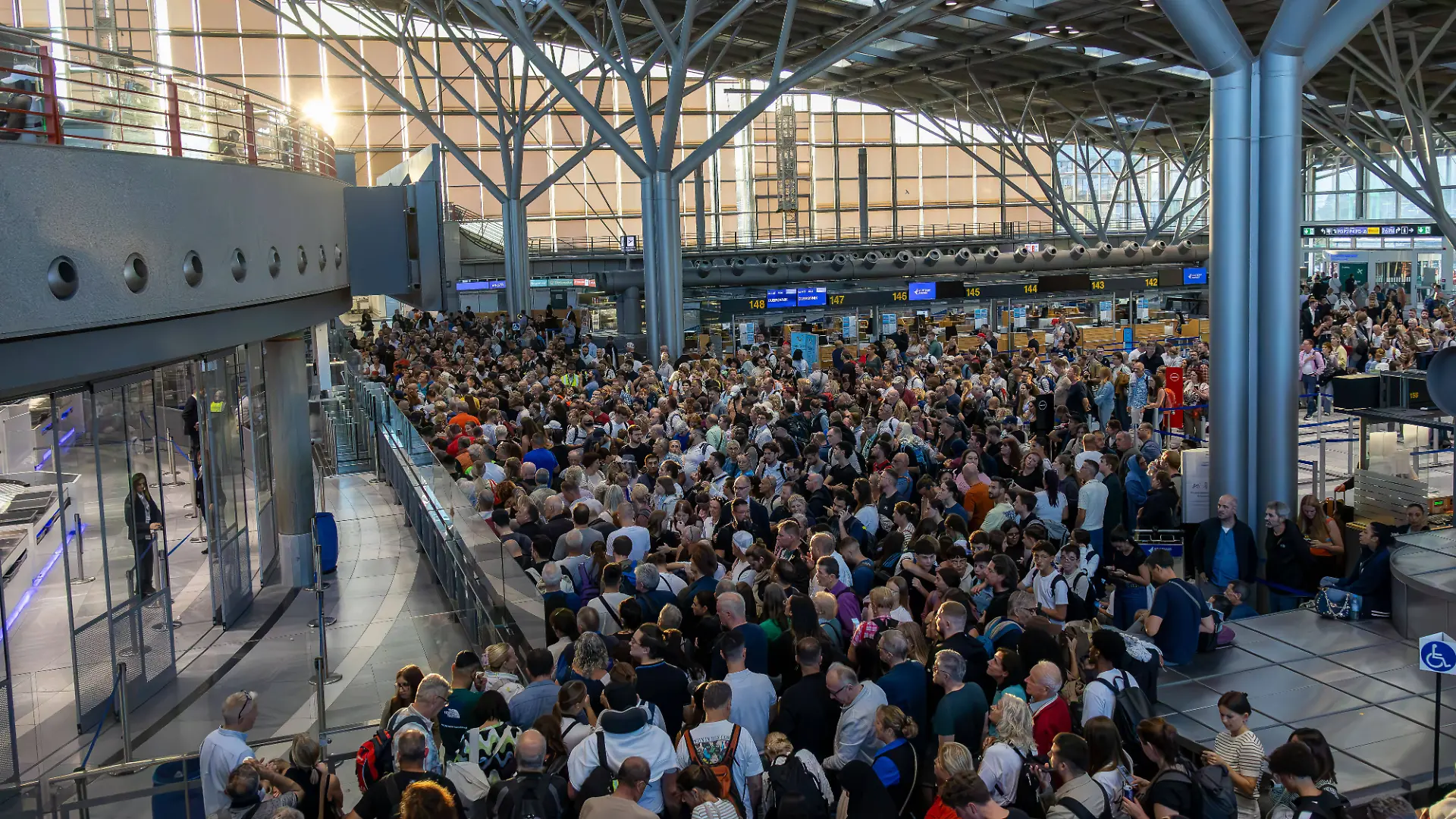 Polizeieinsatz am Flughafen Stuttgart: Bundespolizei räumt Terminals massive Einschränkungen