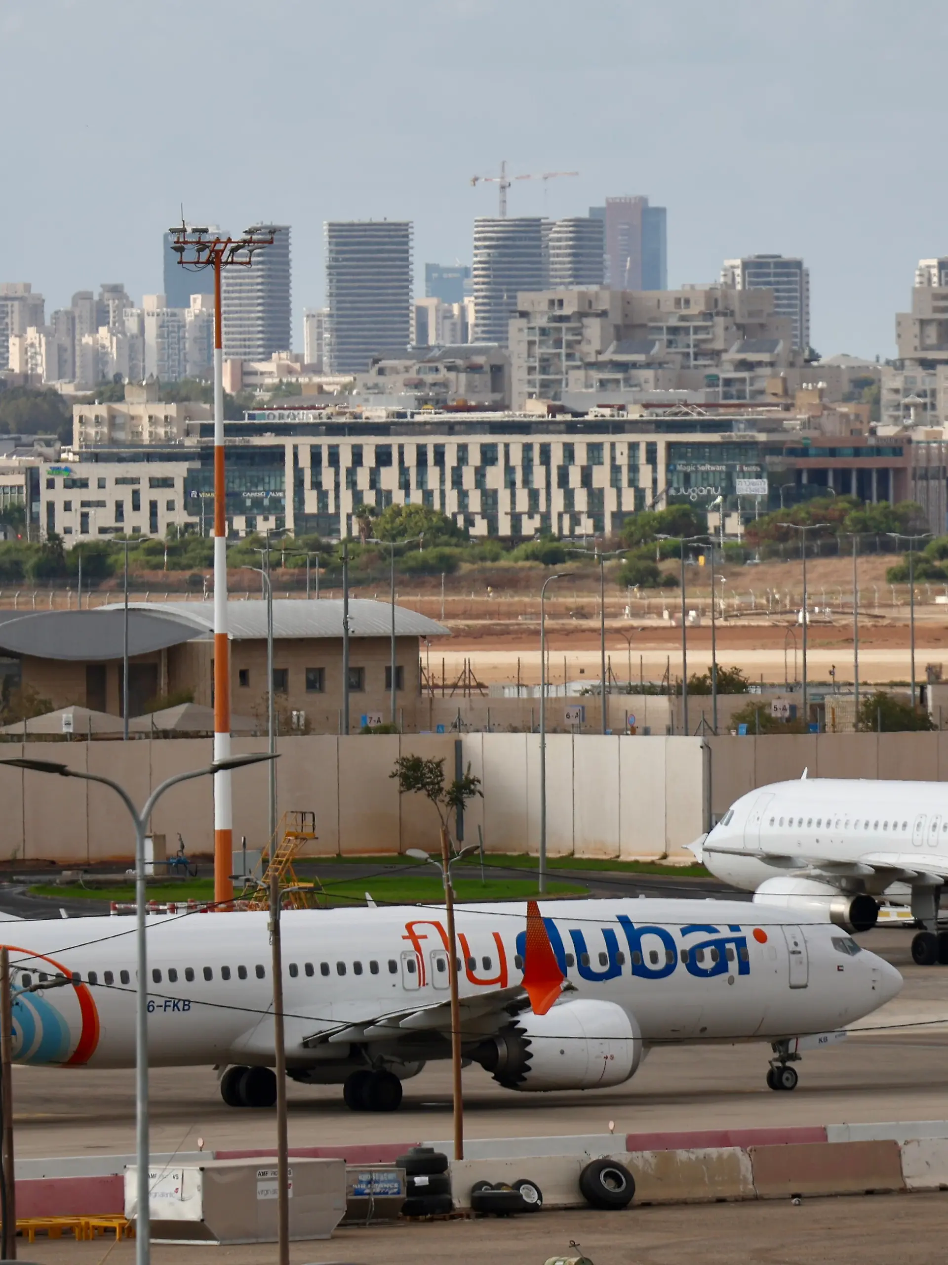 Ein Flugzeug der Fluggesellschaft Flydubai steht auf dem Vorfeld des internationalen Flughafens Ben Gurion. Nach dem gewaltsamen Vorfall auf einem Flug von Dubai nach Tel Aviv geht Israels Verteidigungsminister Katz von einem versuchten Terroranschlag aus. +++ dpa-Bildfunk +++