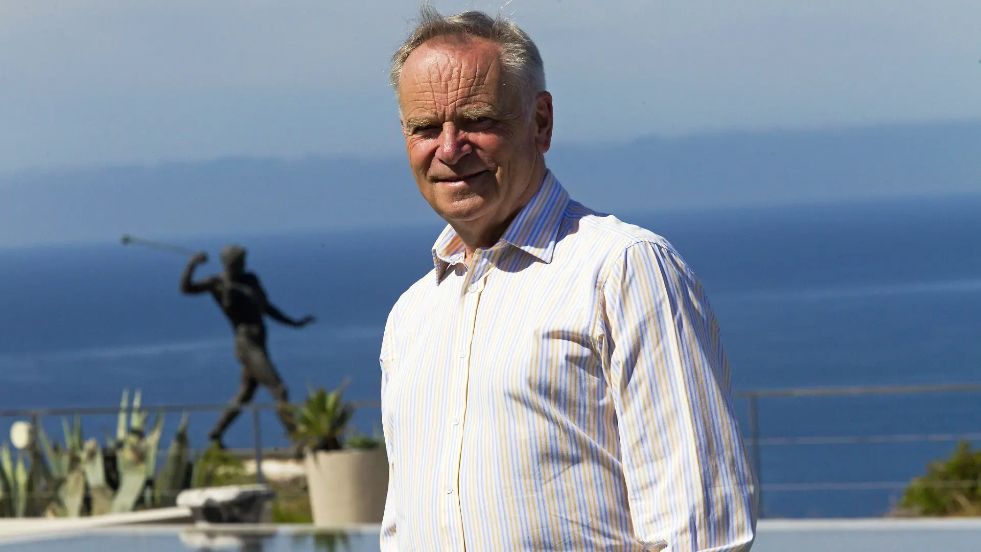 Der britische Autor Jeffrey Archer lächelt bei einem Interview. Das Leben des Millionärs ist so spannend wie seine Schmöker. Am 15.04.2020 wird Lord Archer 80 Jahre alt. (zu dpa "Bestseller-Autor Jeffrey Archer wird 80") +++ dpa-Bildfunk +++