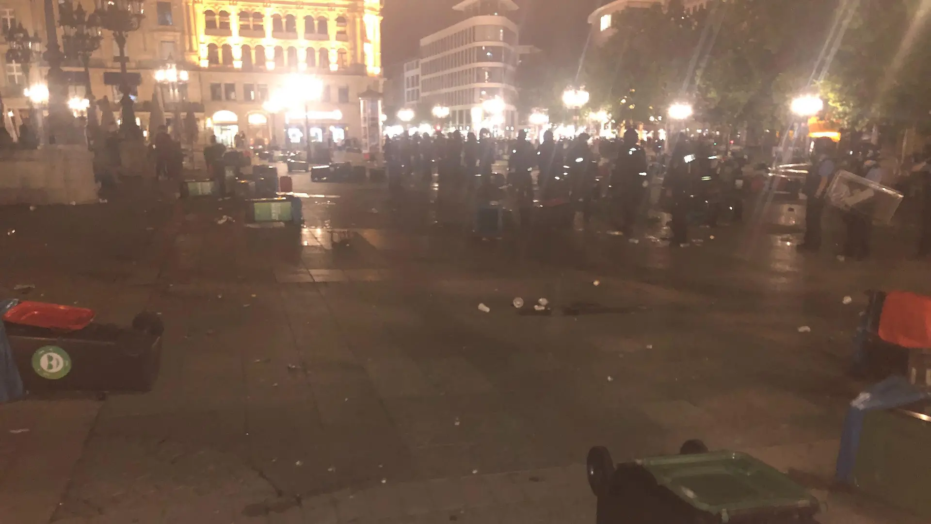 HANDOUT - 19.07.2020, Frankfurt/Main: Umgefallene Mülltonnen liegen vor der Alten Oper am Boden. In der Nacht zum 19.07.2020 ist es auf dem Opernplatz zu gewalttätigen Krawallen gekommen. Wie die Polizei mitteilte, hatten rund 3000 Menschen Partys gefeiert, als die Randale ausbrachen. 39 Menschen seien daraufhin festgenommen worden, acht davon seien am Sonntagmorgen noch in Gewahrsam gewesen. Foto: ---/Hit Radio FFH/ - ACHTUNG: Nur zur redaktionellen Verwendung im Zusammenhang mit der aktuellen Berichterstattung und nur mit vollständiger Nennung des vorstehenden Credits +++ dpa-Bildfunk +++