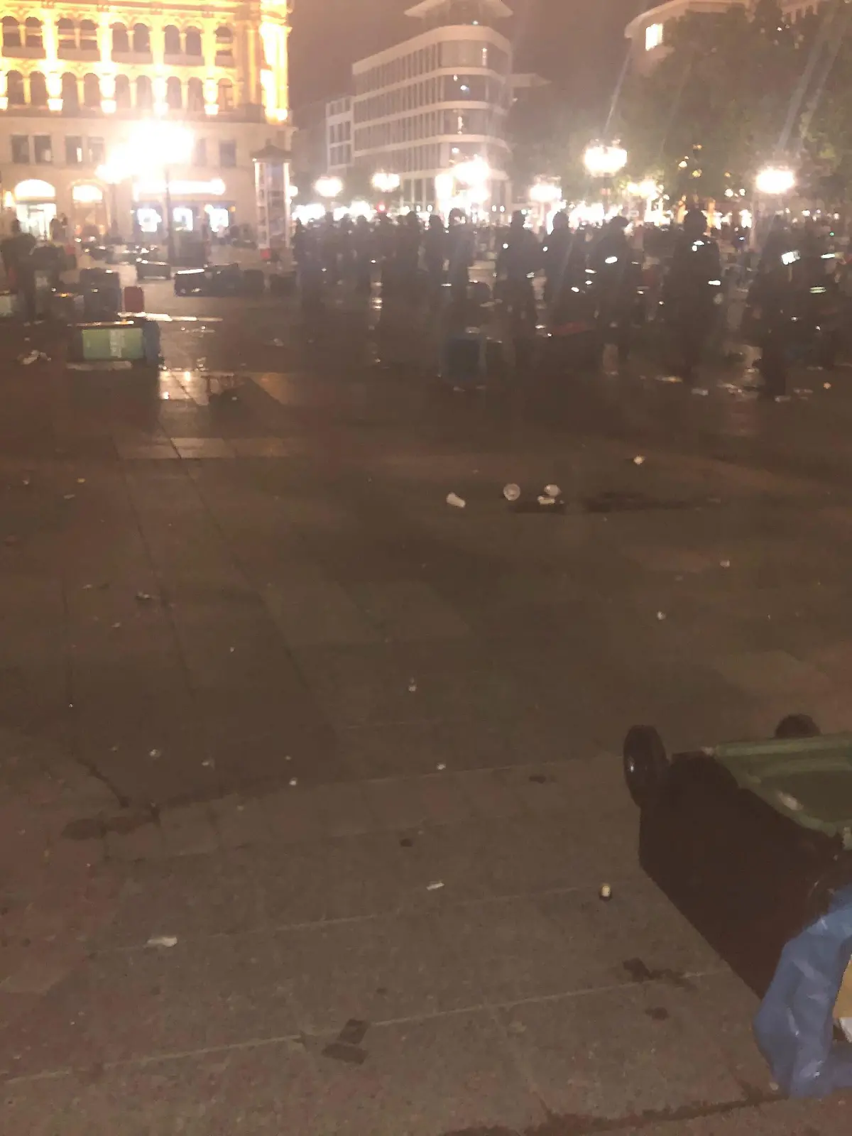 HANDOUT - 19.07.2020, Frankfurt/Main: Umgefallene Mülltonnen liegen vor der Alten Oper am Boden. In der Nacht zum 19.07.2020 ist es auf dem Opernplatz zu gewalttätigen Krawallen gekommen. Wie die Polizei mitteilte, hatten rund 3000 Menschen Partys gefeiert, als die Randale ausbrachen. 39 Menschen seien daraufhin festgenommen worden, acht davon seien am Sonntagmorgen noch in Gewahrsam gewesen. Foto: ---/Hit Radio FFH/ - ACHTUNG: Nur zur redaktionellen Verwendung im Zusammenhang mit der aktuellen Berichterstattung und nur mit vollständiger Nennung des vorstehenden Credits +++ dpa-Bildfunk +++