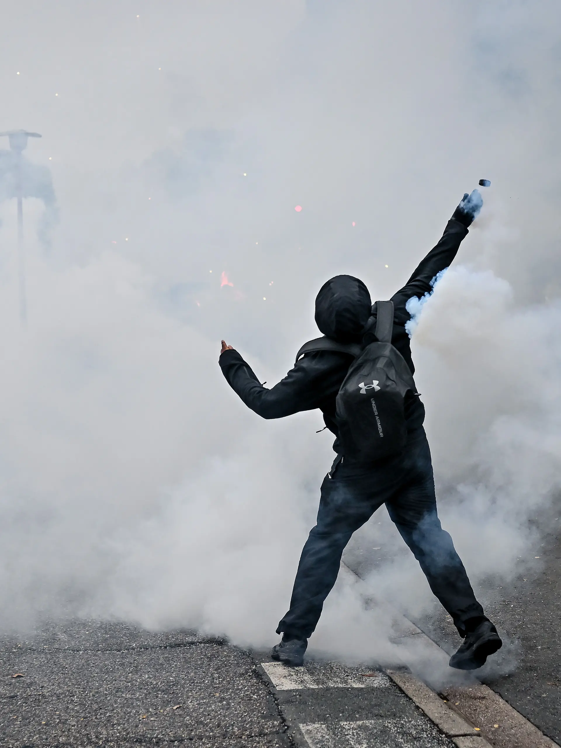 Bild zu: "„Seine Hand explodierte“ – Polizei-Granate reißt Jugendlichem die Hand ab"