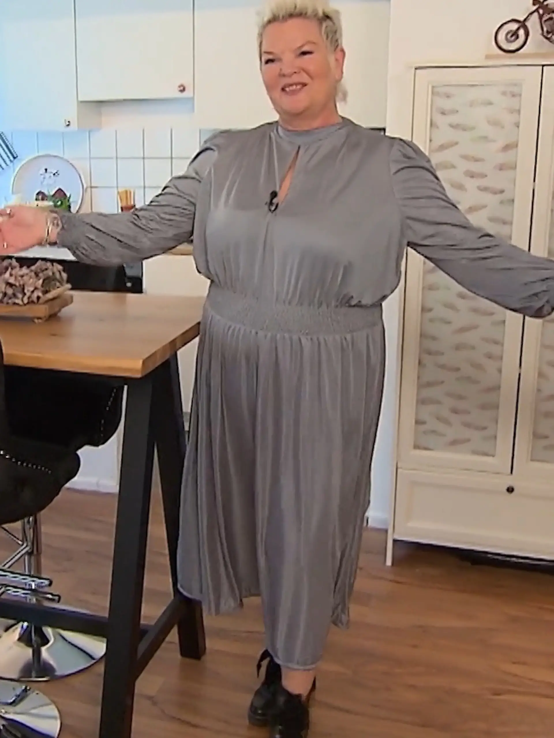Bild zu: "Silvia schlüpft in ein Guido-Kleid"