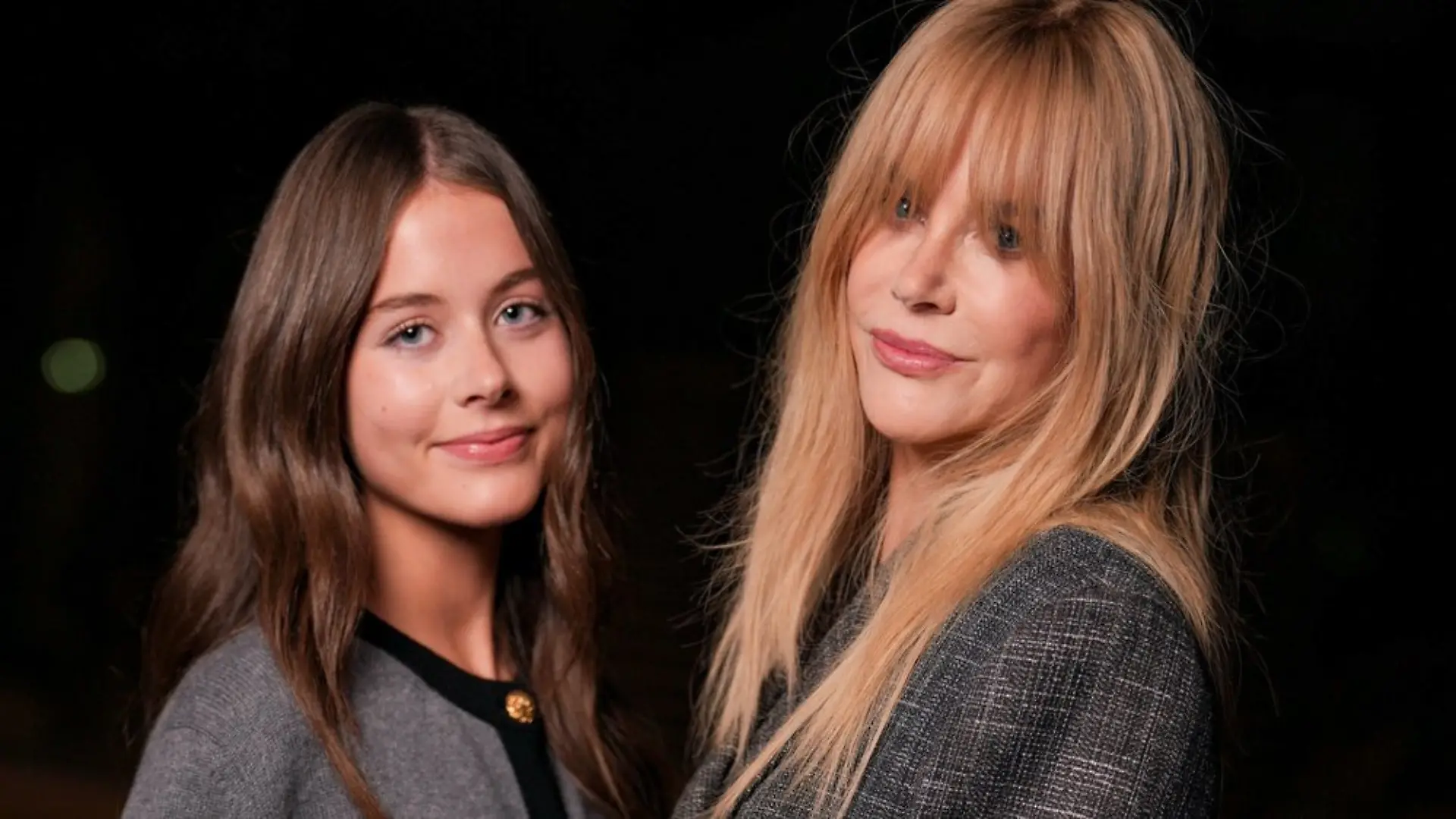 Faith Margaret Kidman-Urban lächelt gemeinsam mit ihrer berühmten Mutter Nicole Kidman (r.) in die Pariser Kameras.