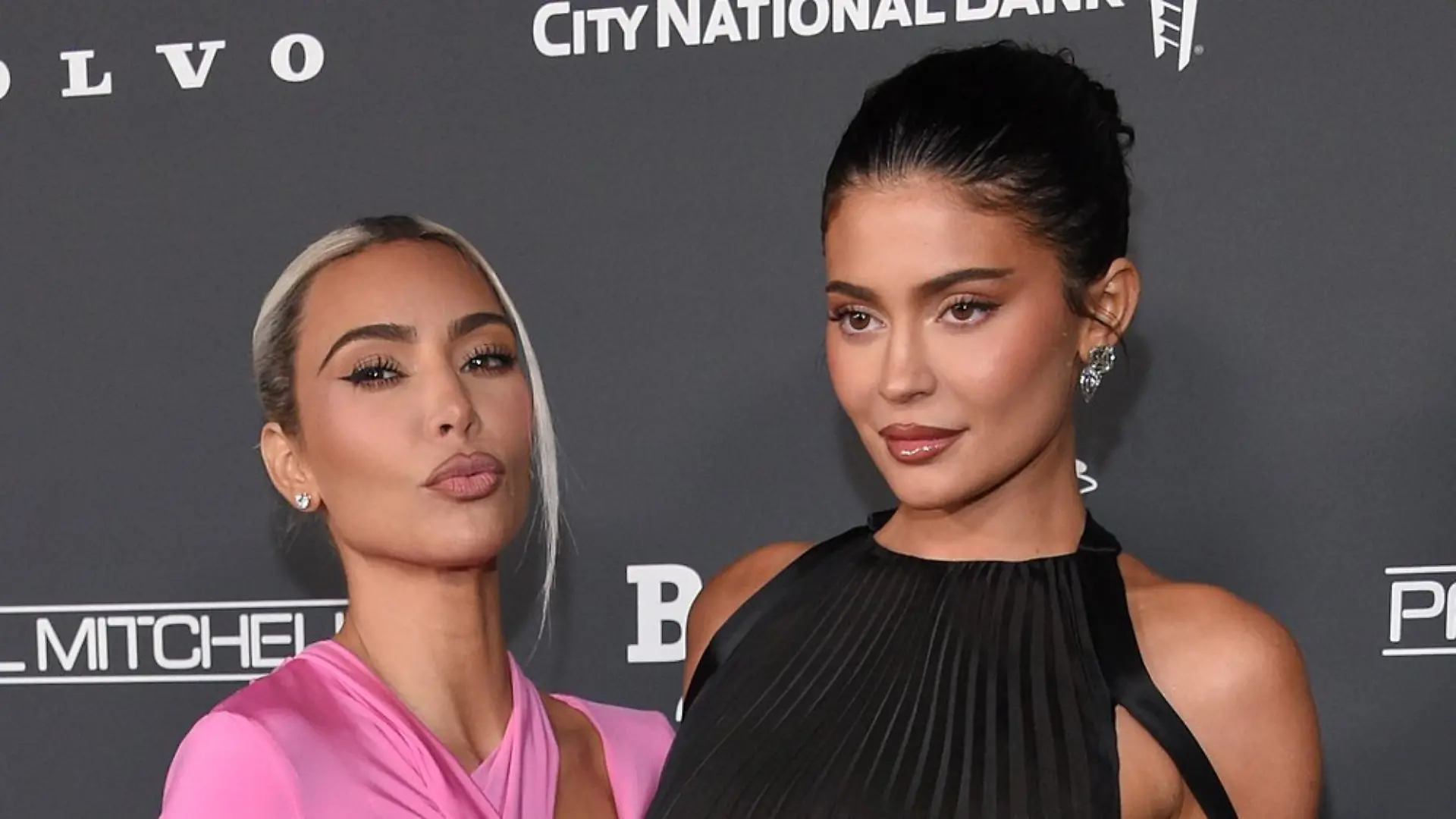 Kylie Jenner (r.) soll zum "Polarstern" einer kommenden Serie werden. Auch ihre Halbschwester Kim Kardashian wirkt voraussichtlich mit.