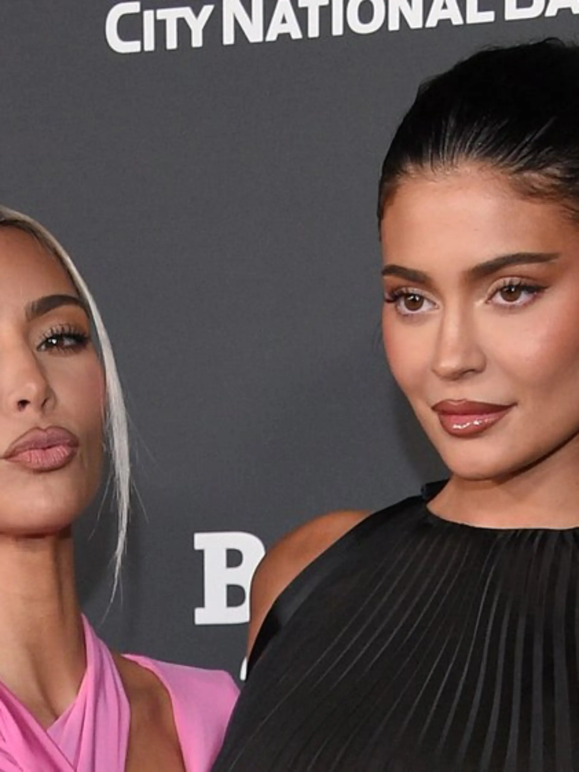 Kylie Jenner (r.) soll zum "Polarstern" einer kommenden Serie werden. Auch ihre Halbschwester Kim Kardashian wirkt voraussichtlich mit.
