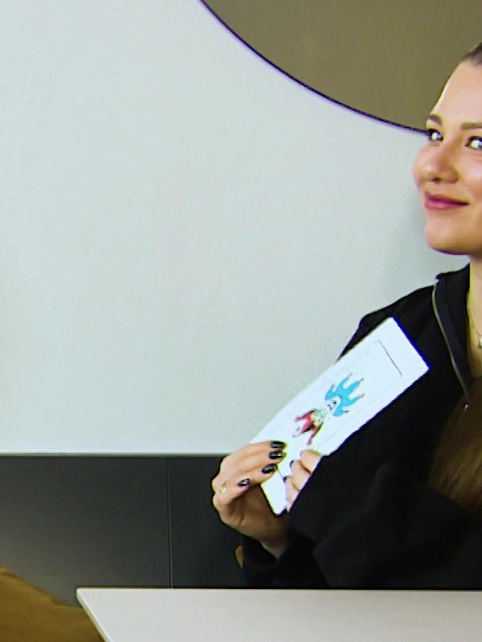 Joelina Drews stellt sich bei "Ein Promi ein Joker" dem lustigen Kreuzverhör von David Modjarad.
