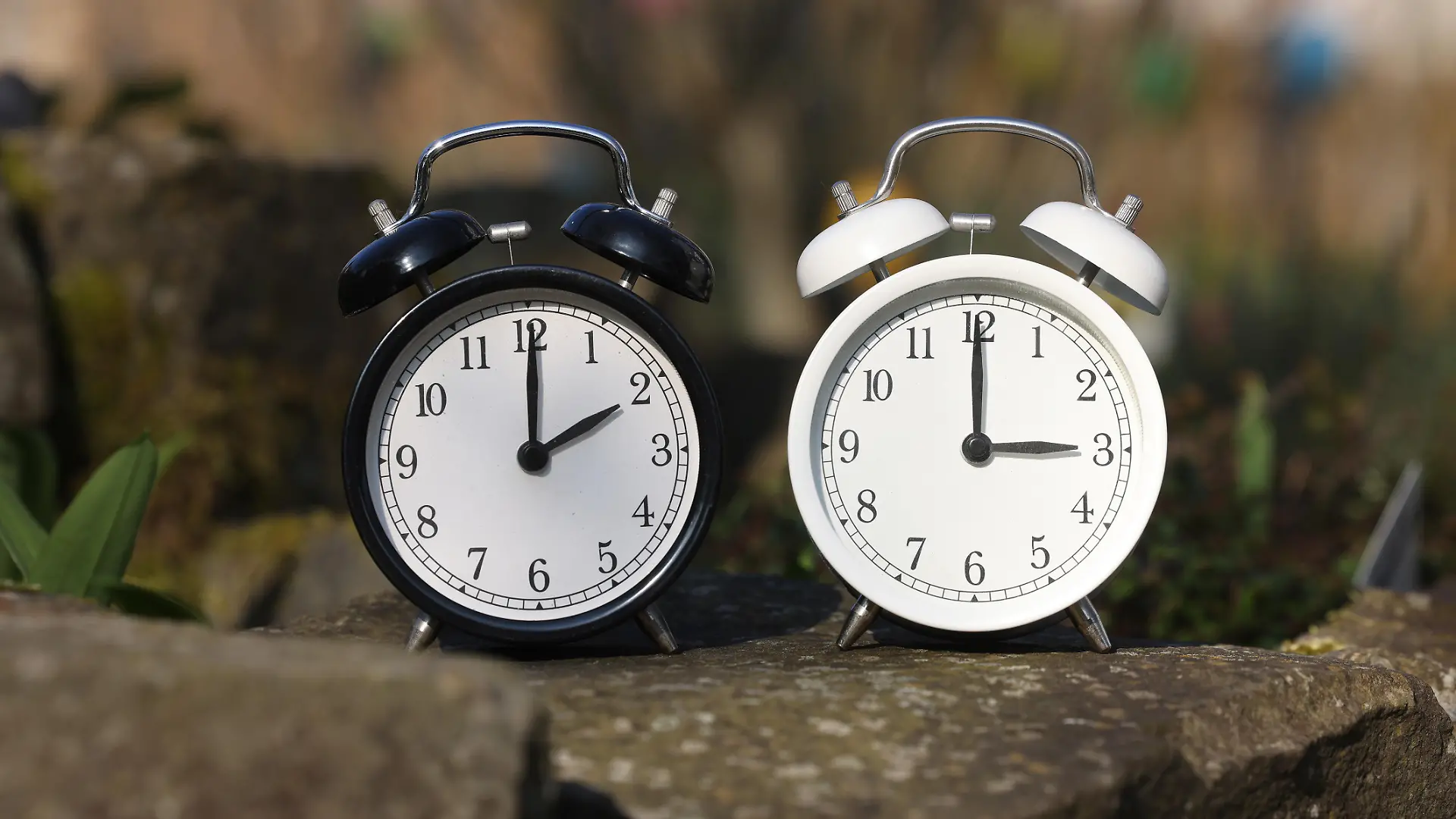 Ein Wecker zeigt zwei Uhr und der andere drei Uhr. Die Uhren werden am Sonntag den 29.03.2026 auf Sommerzeit umgestellt. Um zwei Uhr werden die Uhren eine Stunde auf drei Uhr vorgestellt. Symbolbild zum Thema, Sommerzeit, Zeitumstellung, Uhrenumstellung am 22.03.2026 in Siegen/Deutschland.