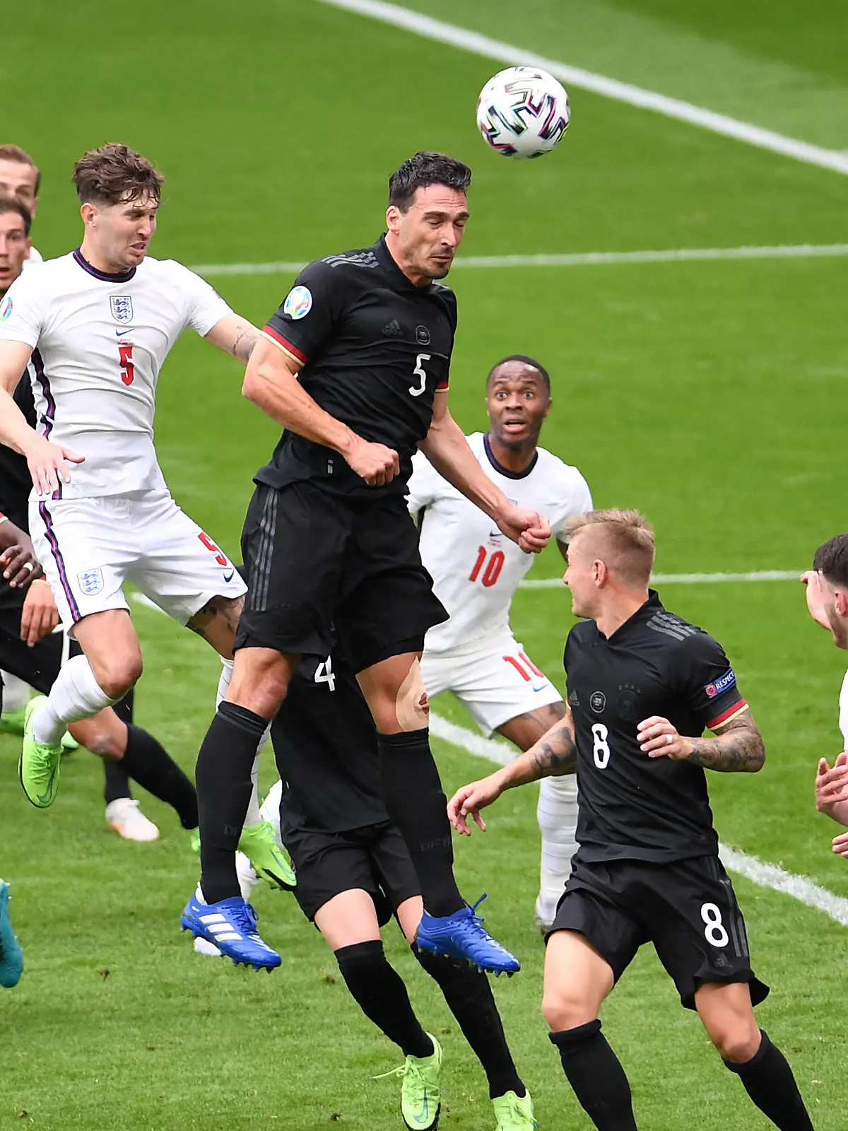  FUSSBALL Euro 2021 Achtelfinale Spiel 44 in London England - Deutschland 29.06.2021 Mats Hummels Mitte, rechts, Deutschland kann vor John Stones Mitte, links, England klären *** FOOTBALL Euro 2021 Round of 16 match 44 in London England Germany 29 06 2021 Mats Hummels centre, right, Germany can clear from John Stones centre, left, England