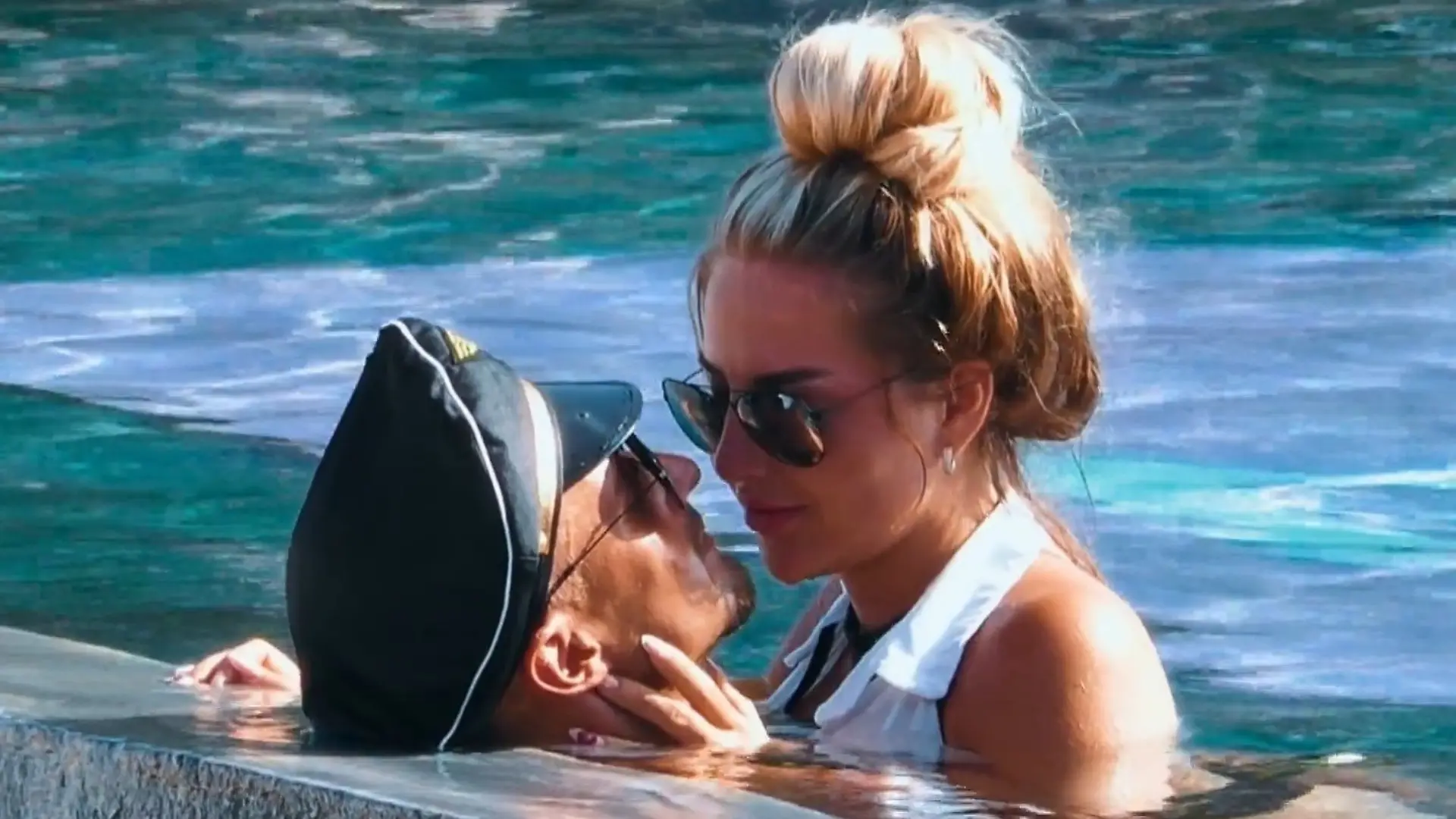 Sex vor allen! Laurenz und Emma schlafen sich durch die AYTO-Villa Boom-Boom-Room, Pool, dann Bad! 