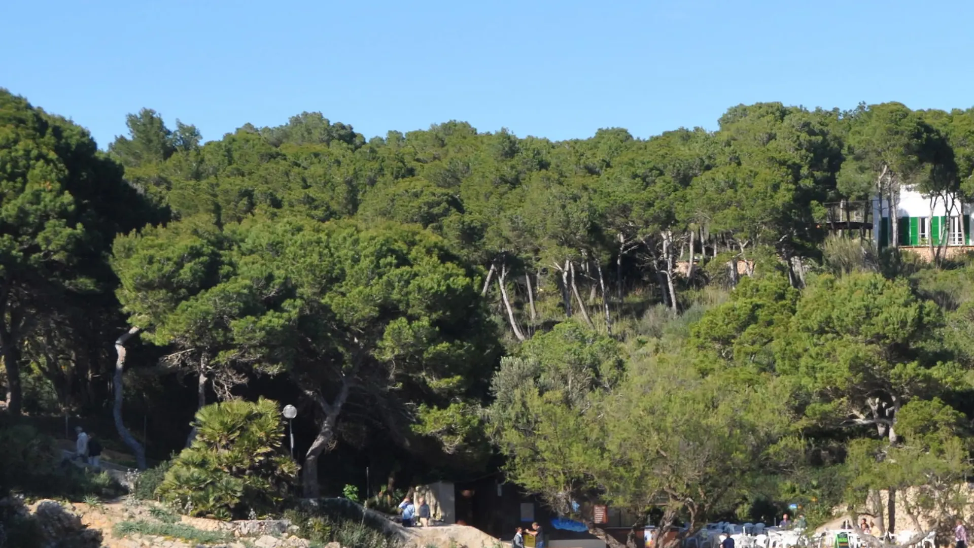 Die kleine, idyllische Badebucht Cala Gat erreicht man vom vom Hafen des Ortes Cala Ratjada über eine schöne Promenade, aufgenommen am 03. April 2016. Die einstige Ansiedlung von Fischern im Nordosten der Baleareninsel Mallorca ist heute vom Tourismus geprägt. Foto: Frank Baumgart | Verwendung weltweit