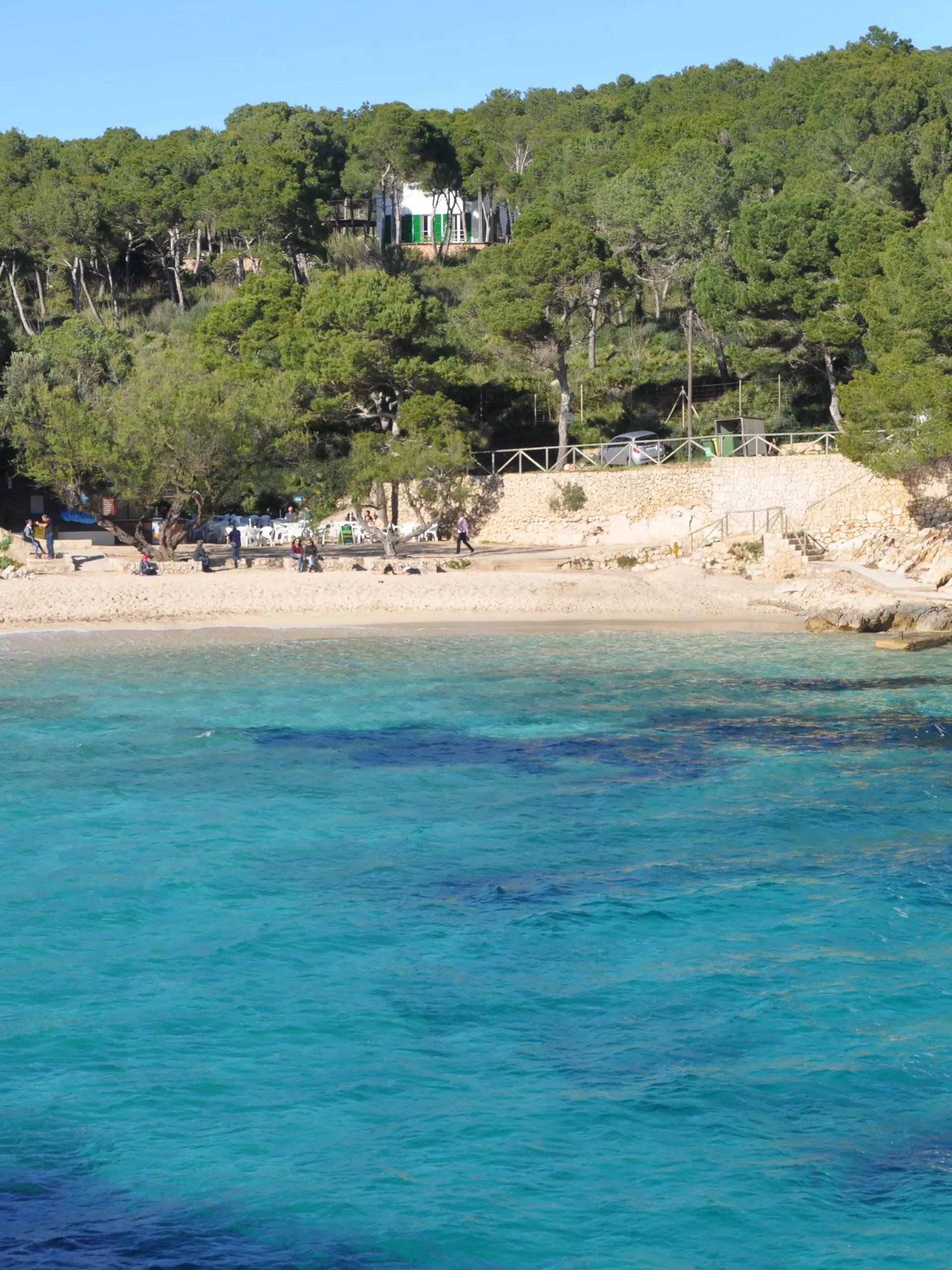 Die kleine, idyllische Badebucht Cala Gat erreicht man vom vom Hafen des Ortes Cala Ratjada über eine schöne Promenade, aufgenommen am 03. April 2016. Die einstige Ansiedlung von Fischern im Nordosten der Baleareninsel Mallorca ist heute vom Tourismus geprägt. Foto: Frank Baumgart | Verwendung weltweit