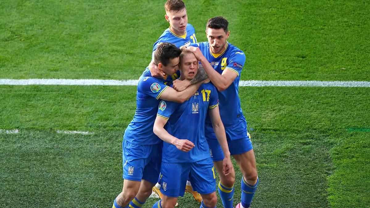 Sweden v Ukraine - UEFA EURO, EM, Europameisterschaft,Fussball 2020 - Round of 16 - Hampden Park Ukraine s Oleksandr Zinchenko centre celebrates scoring their side s first goal of the game with team-mates during the UEFA Euro 2020 round of 16 match at Hampden Park, Glasgow. Picture date: Tuesday June 29, 2021. Use subject to restrictions. Editorial use only, no commercial use without prior consent from rights holder. PUBLICATIONxINxGERxSUIxAUTxONLY Copyright: xAndrewxMilliganx 60652120