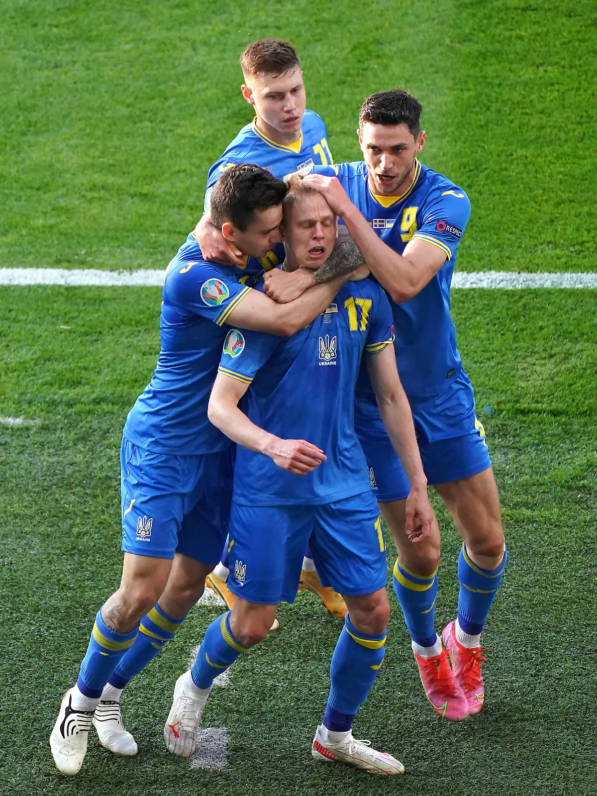  Sweden v Ukraine - UEFA EURO, EM, Europameisterschaft,Fussball 2020 - Round of 16 - Hampden Park Ukraine s Oleksandr Zinchenko centre celebrates scoring their side s first goal of the game with team-mates during the UEFA Euro 2020 round of 16 match at Hampden Park, Glasgow. Picture date: Tuesday June 29, 2021. Use subject to restrictions. Editorial use only, no commercial use without prior consent from rights holder. PUBLICATIONxINxGERxSUIxAUTxONLY Copyright: xAndrewxMilliganx 60652120