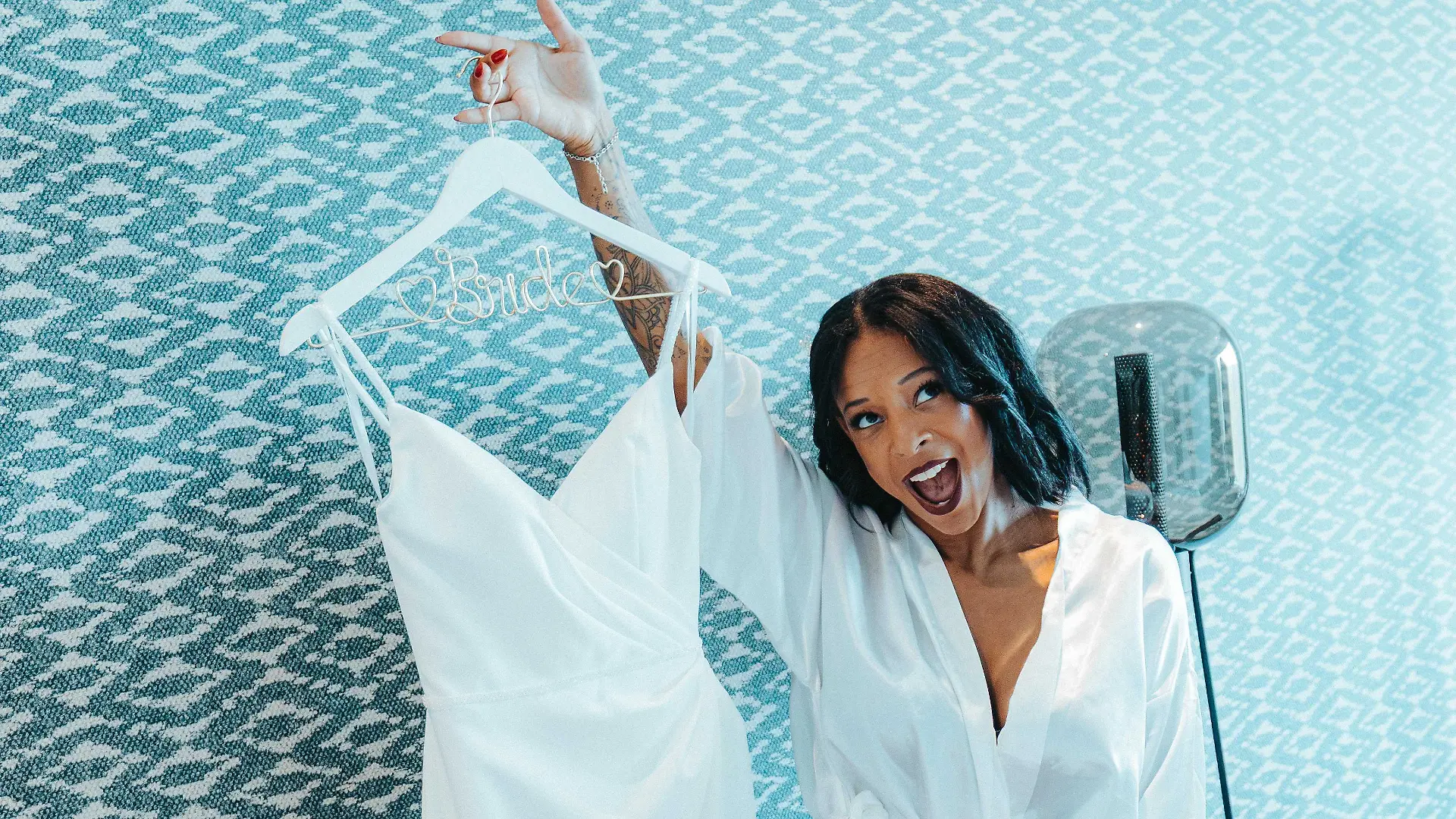 Da ist das gute Stück! Malin Brown präsentiert vor der Hochzeit ihr weißes Brautkleid. Bei ihrem großen Tag wollte die Sängerin keine Abstriche machen.