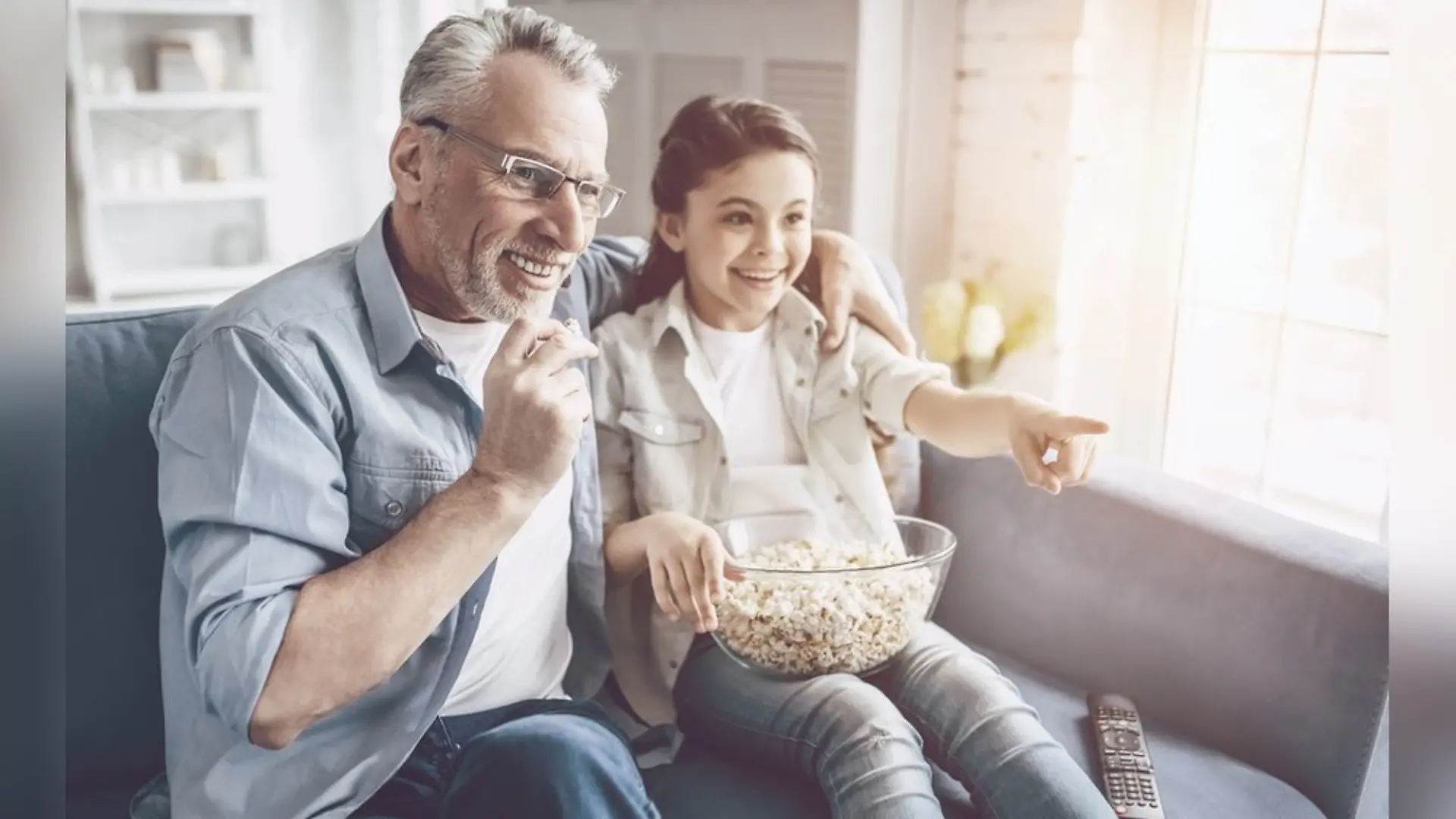 Wenn der Fernseher immer lauter aufgedreht wird, ist das ein deutliches Warnsignal für Probleme mit dem Gehör.