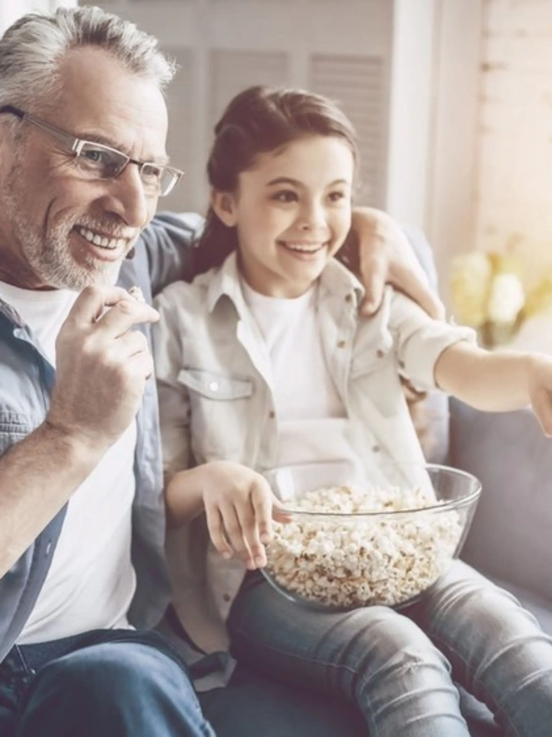 Wenn der Fernseher immer lauter aufgedreht wird, ist das ein deutliches Warnsignal für Probleme mit dem Gehör.