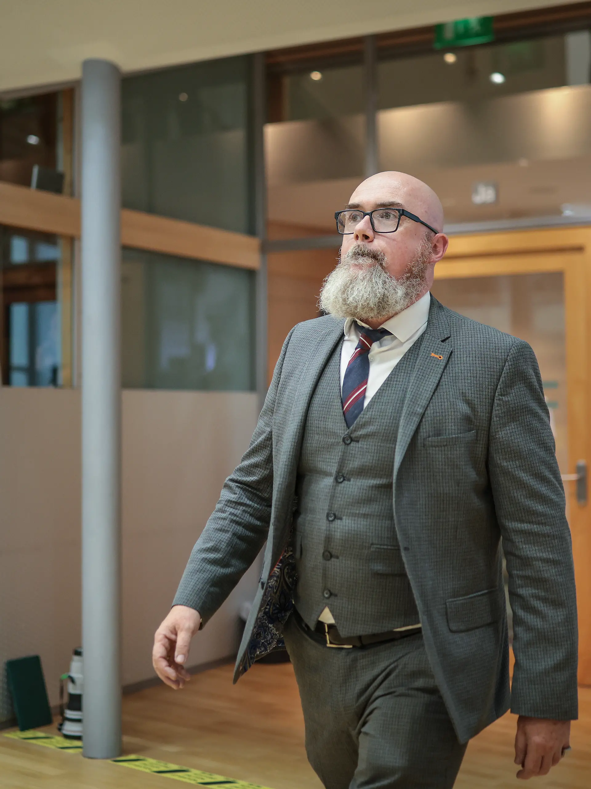 Hans-Thomas Tillschneider (AfD) kehrt nach einer Pause während einer Sitzung im Landtag zurück, als der Landtag von Sachsen-Anhalt zum ersten Mal seit den Landtagswahlen zusammentritt.