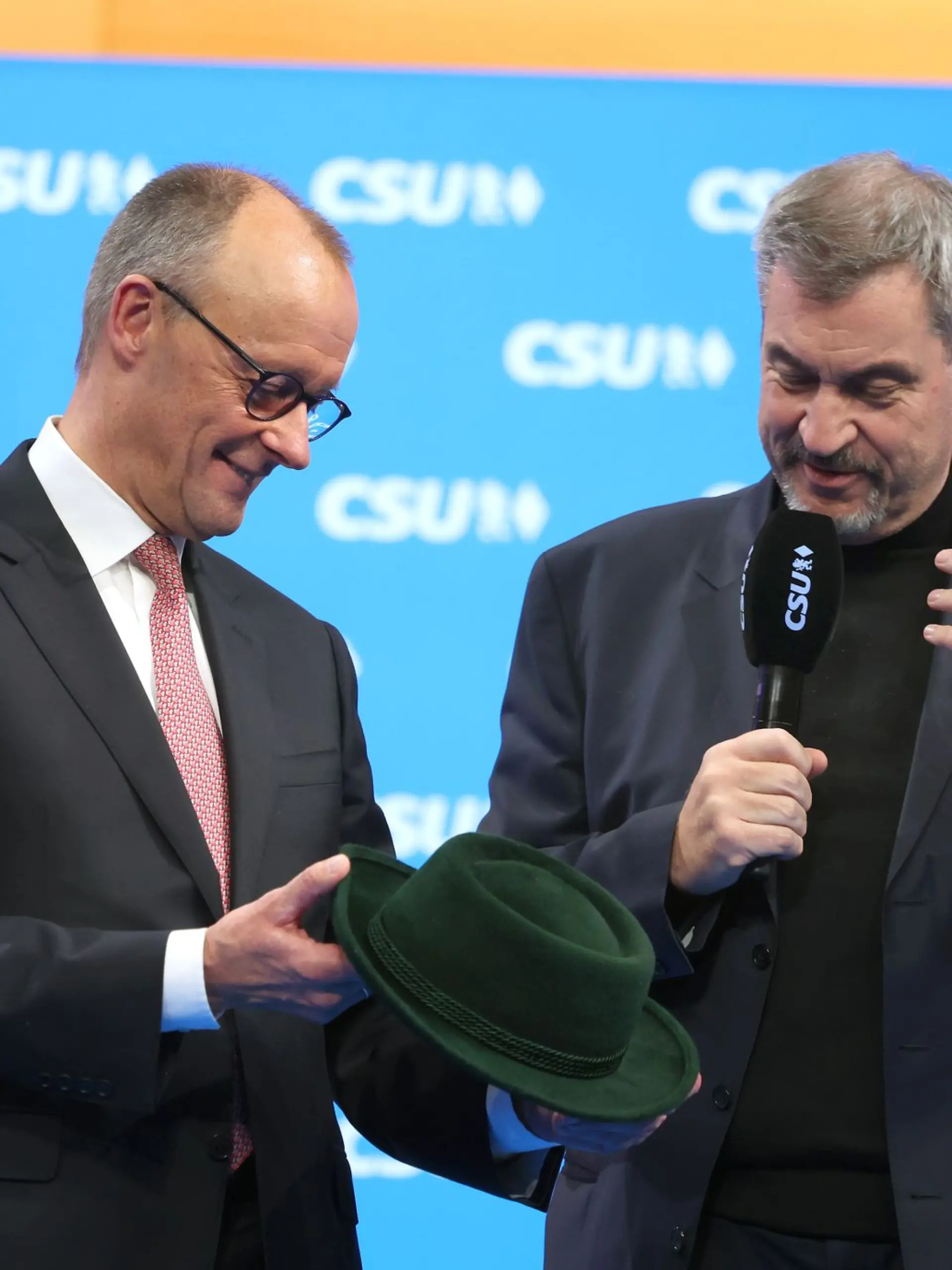 Bild zu: "CDU in der Krise! Söder stellt sich demonstrativ hinter Merz "