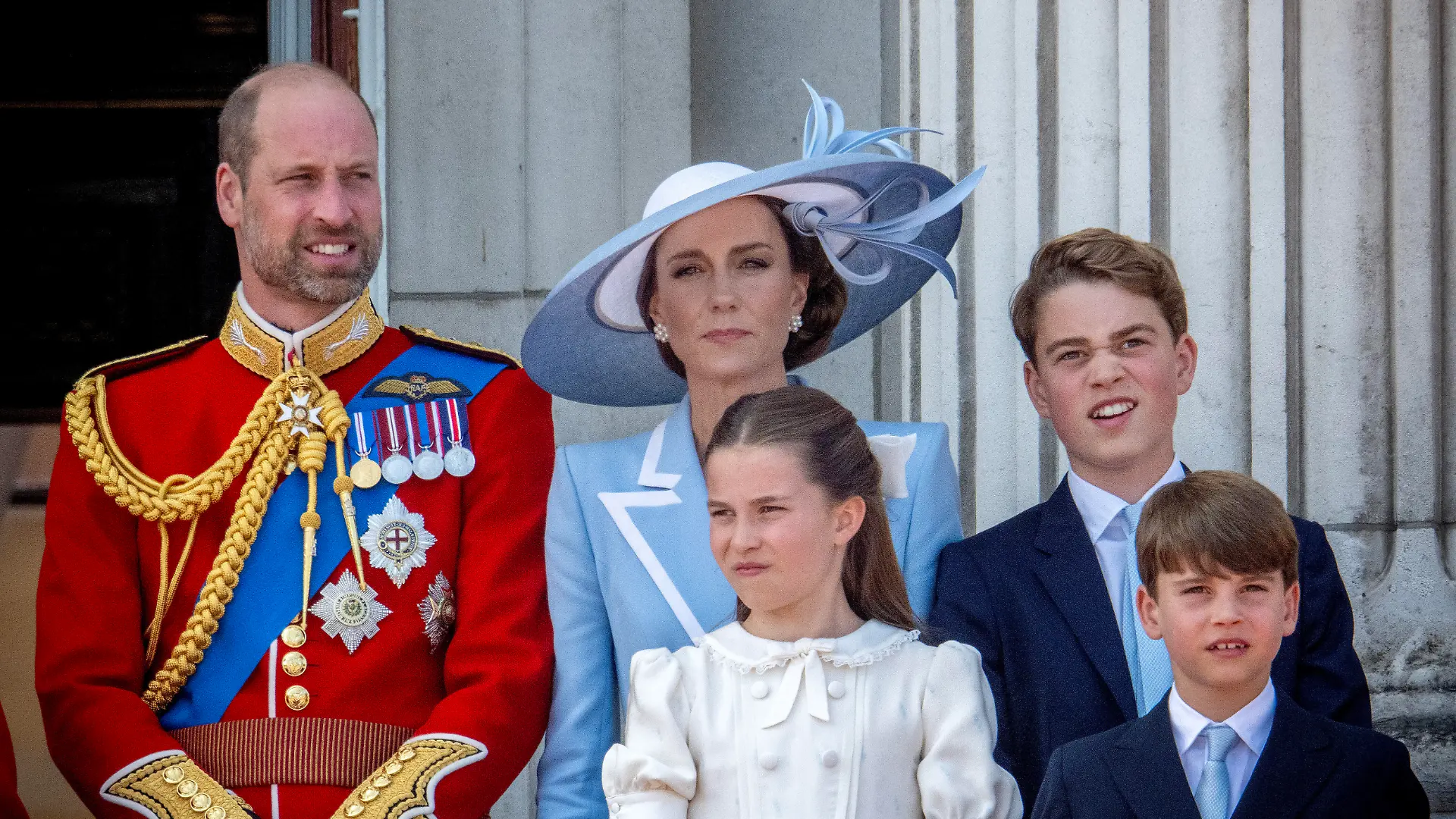 Prinz William zusammen mit Prinzessin Kate und den drei Kids Charlotte, George und Louis. 
