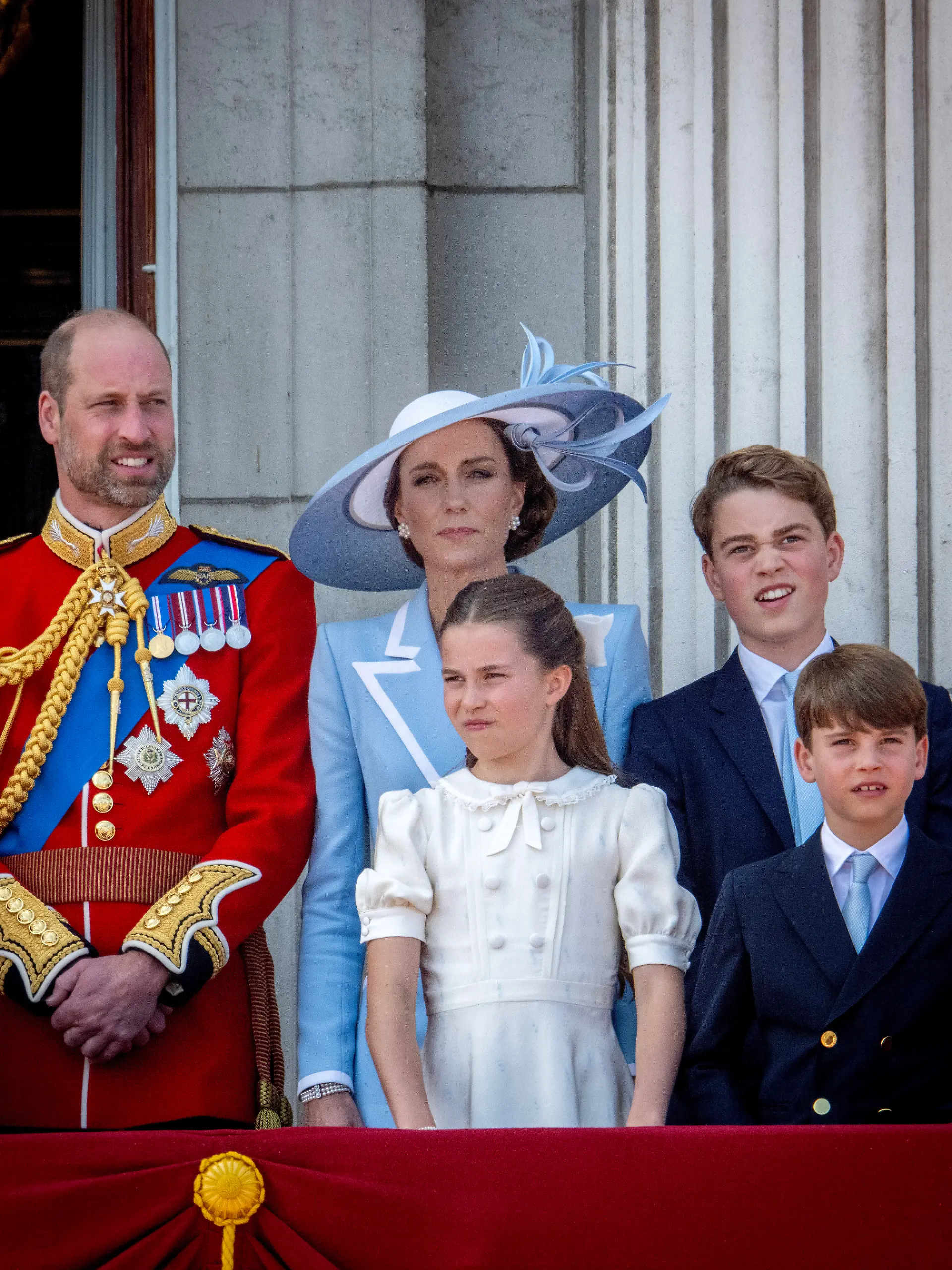Prinz William zusammen mit Prinzessin Kate und den drei Kids Charlotte, George und Louis. 