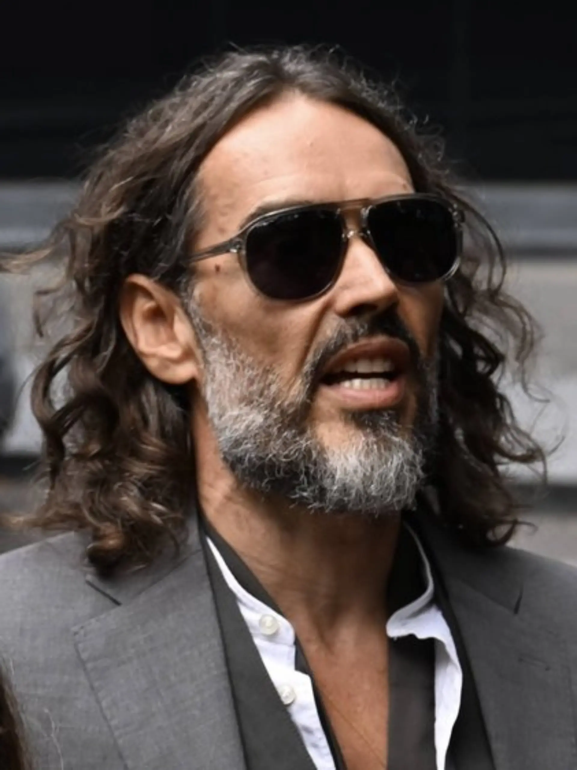 Russell Brand ist am 6. Oktober zu einer vorbereitenden Anhörung vor Gericht erschienen.