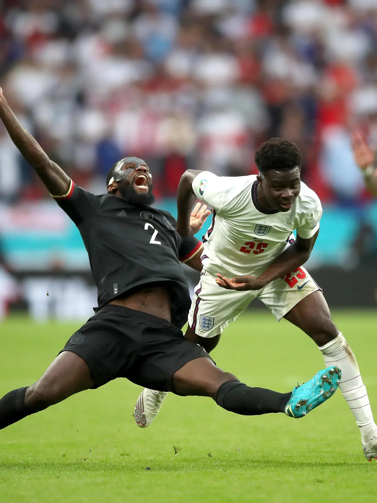 England v Germany - UEFA EURO, EM, Europameisterschaft,Fussball 2020 - Round of 16 - Wembley Stadium Germany s Antonio Rudiger left and England s Bukayo Saka battle for the ball during the UEFA Euro 2020 round of 16 match at Wembley Stadium, London. Picture date: Tuesday June 29, 2021. Use subject to restrictions. Editorial use only, no commercial use without prior consent from rights holder. PUBLICATIONxINxGERxSUIxAUTxONLY Copyright: xNickxPottsx 60649336 