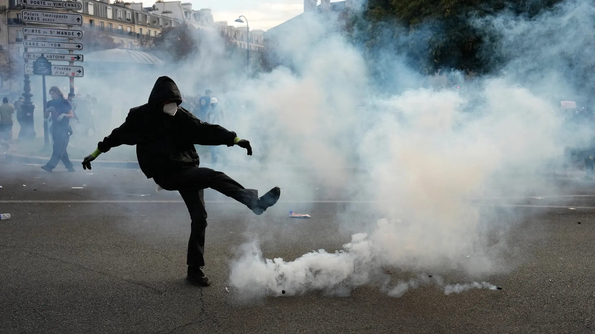 Ein Demonstrant tritt während Ausschreitungen im Anschluss an eine Demonstration gegen unterfinanzierte Schulen gegen eine Tränengasgranate. +++ dpa-Bildfunk +++