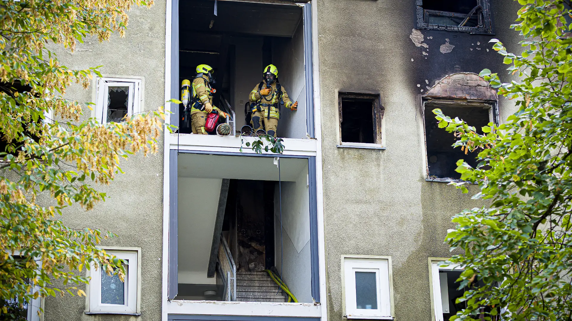 Einsatzkräfte der Feuerwehr arbeiten in einem Wohnhaus im Stadtteil Ricklingen. Nach einer Explosion in einem Mehrfamilienhaus in Hannover ist ein Brand ausgebrochen. Ein Mensch sei dabei am Mittag schwer verletzt worden, sagte ein Feuerwehrsprecher.