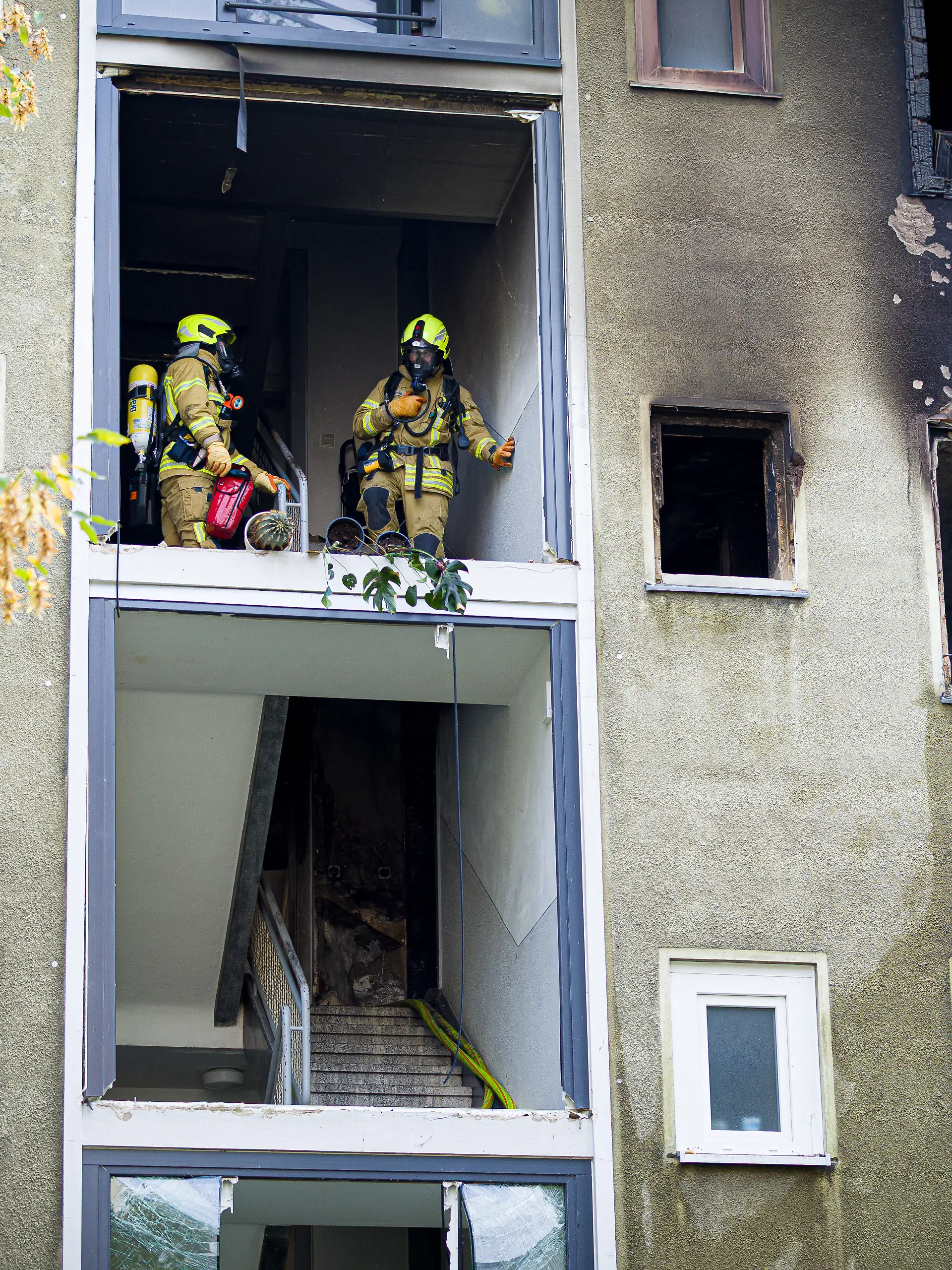 Einsatzkräfte der Feuerwehr arbeiten in einem Wohnhaus im Stadtteil Ricklingen. Nach einer Explosion in einem Mehrfamilienhaus in Hannover ist ein Brand ausgebrochen. Ein Mensch sei dabei am Mittag schwer verletzt worden, sagte ein Feuerwehrsprecher.