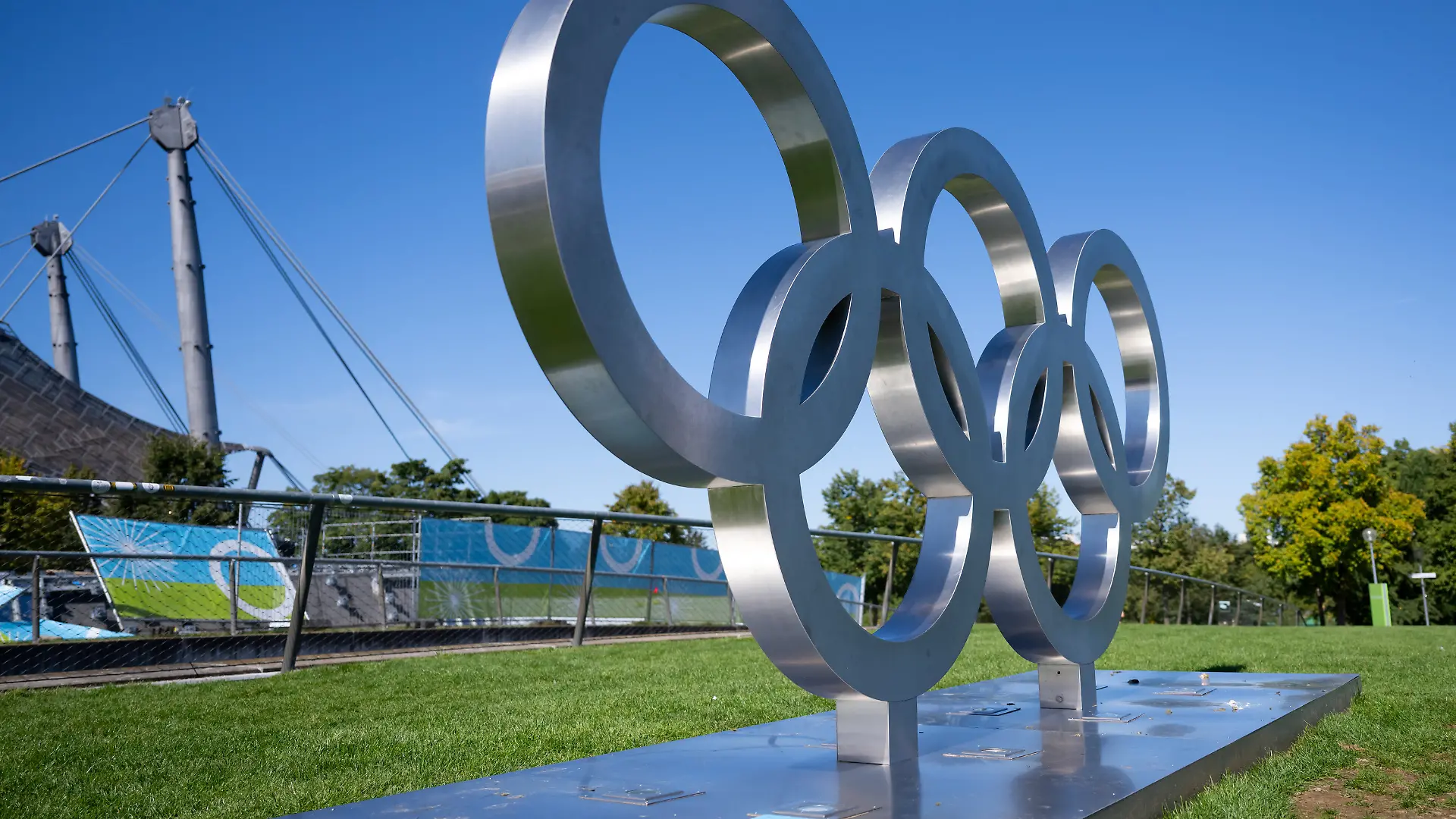 ARCHIV - 19.09.2025, Bayern, München: Die olympischen Ringe stehen im Münchner Olympiapark. (zu dpa: «IOC: Sechs Konkurrenten für München um Olympia 2036») Foto: Sven Hoppe/dpa +++ dpa-Bildfunk +++