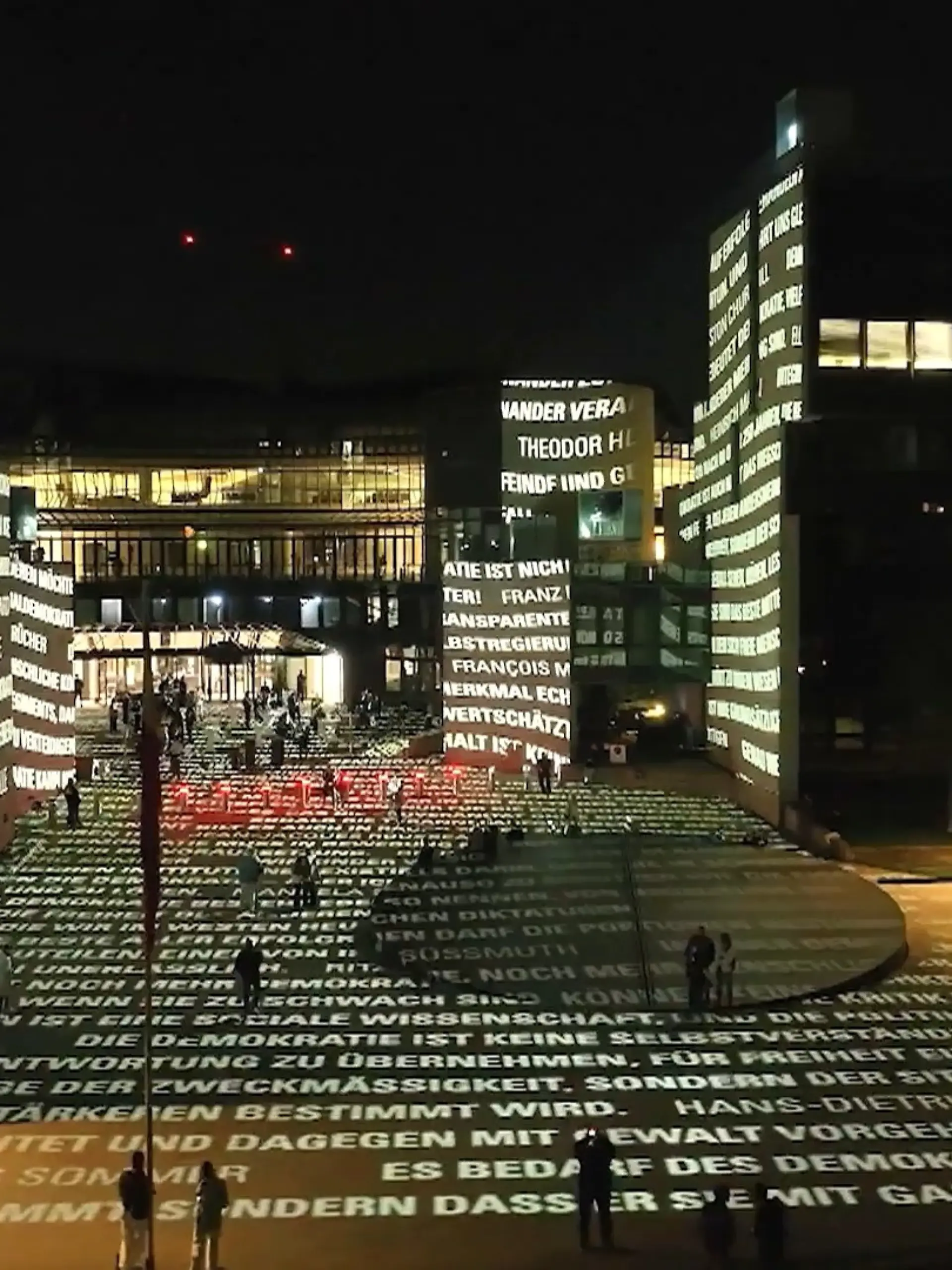 Bild zu: "Landtag NRW feiert 80. Geburtstag mit besonderer Illumination"