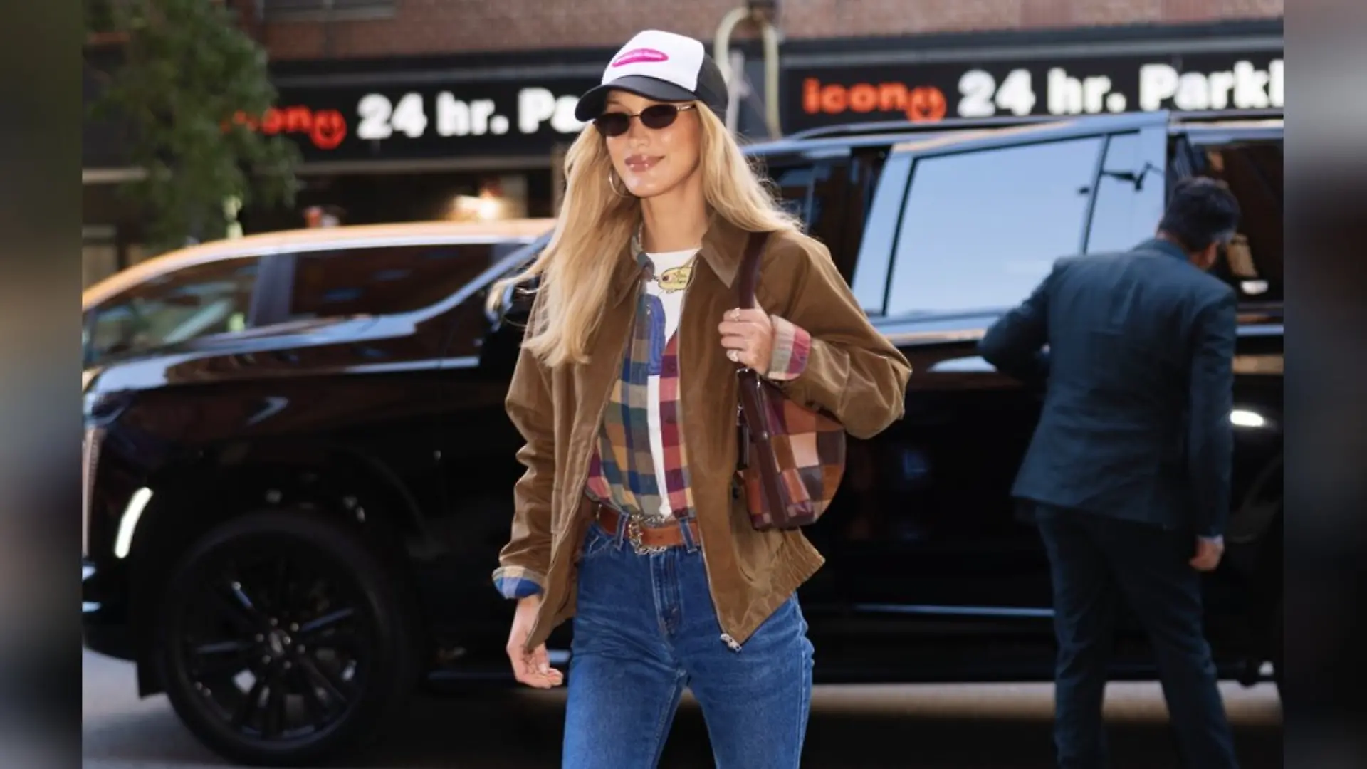 Supermodel Bella Hadid hat den neuen modischen Herbstfavoriten bereits für sich entdeckt: In New York trägt sie ein Flanellhemd unter einer Wildlederjacke.