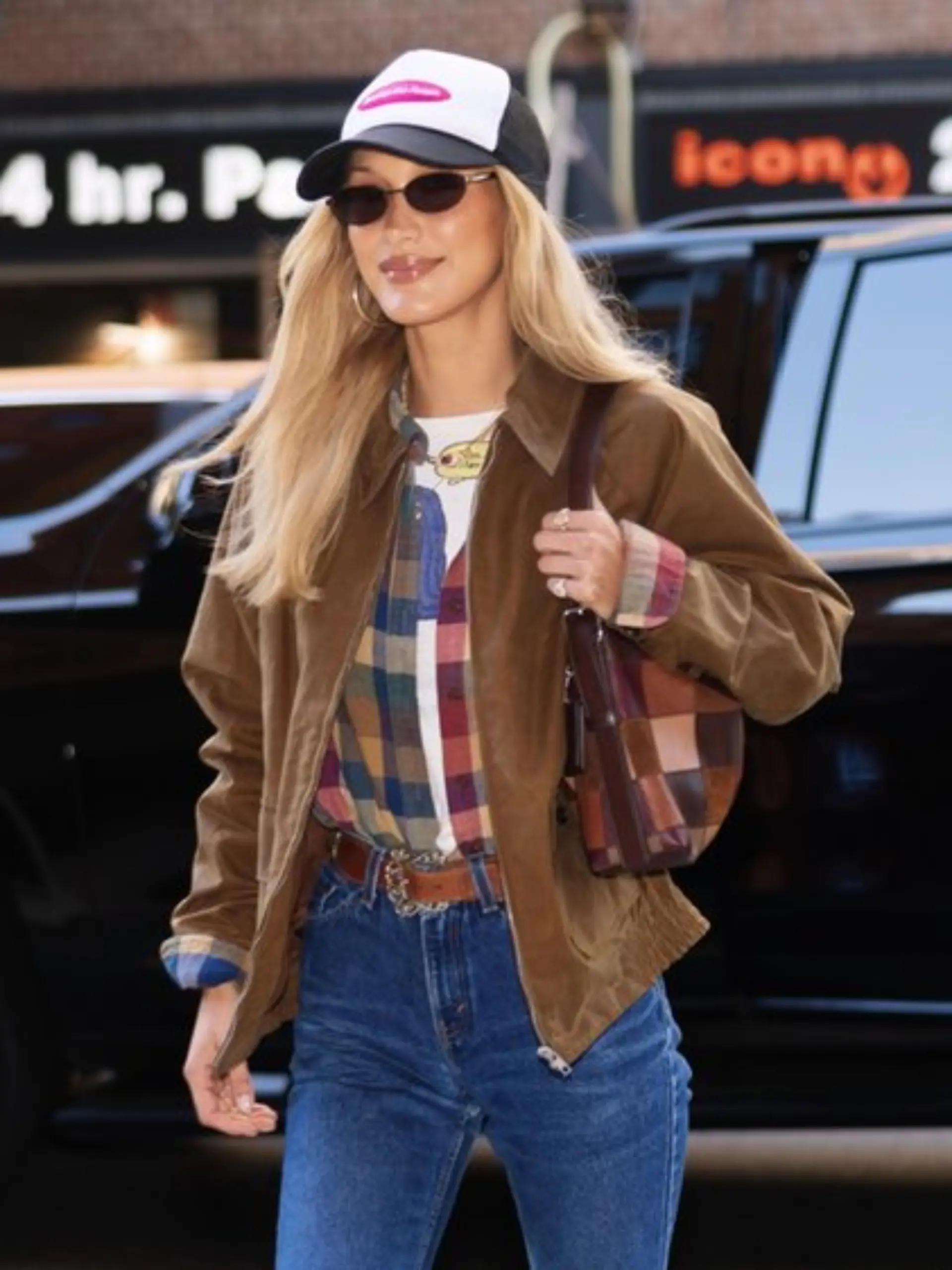 Supermodel Bella Hadid hat den neuen modischen Herbstfavoriten bereits für sich entdeckt: In New York trägt sie ein Flanellhemd unter einer Wildlederjacke.