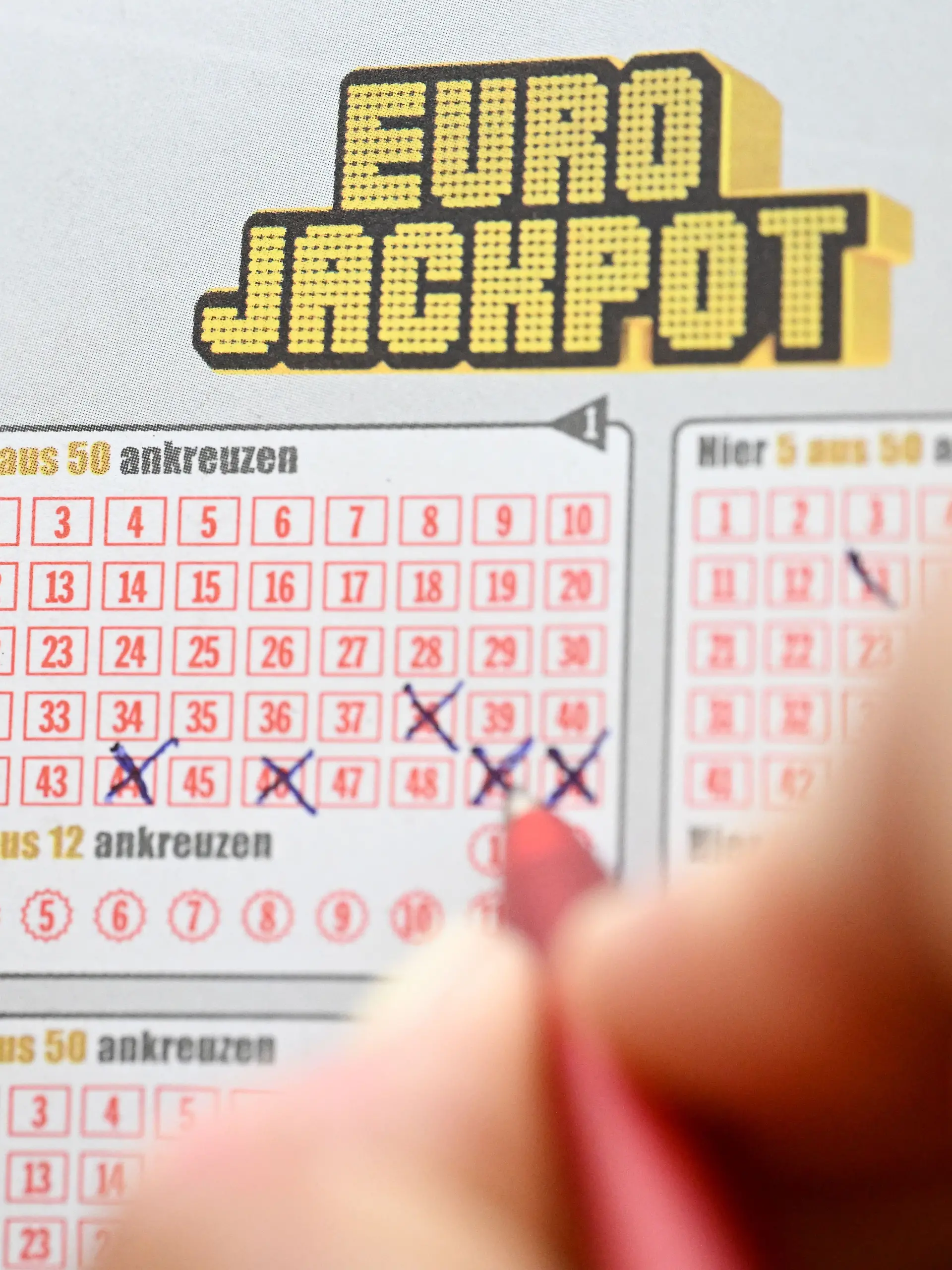 Der Eurojackpot ist prall gefüllt: Bei der nächsten Ziehung warten erneut 120 Millionen Euro auf den oder die Glückliche.