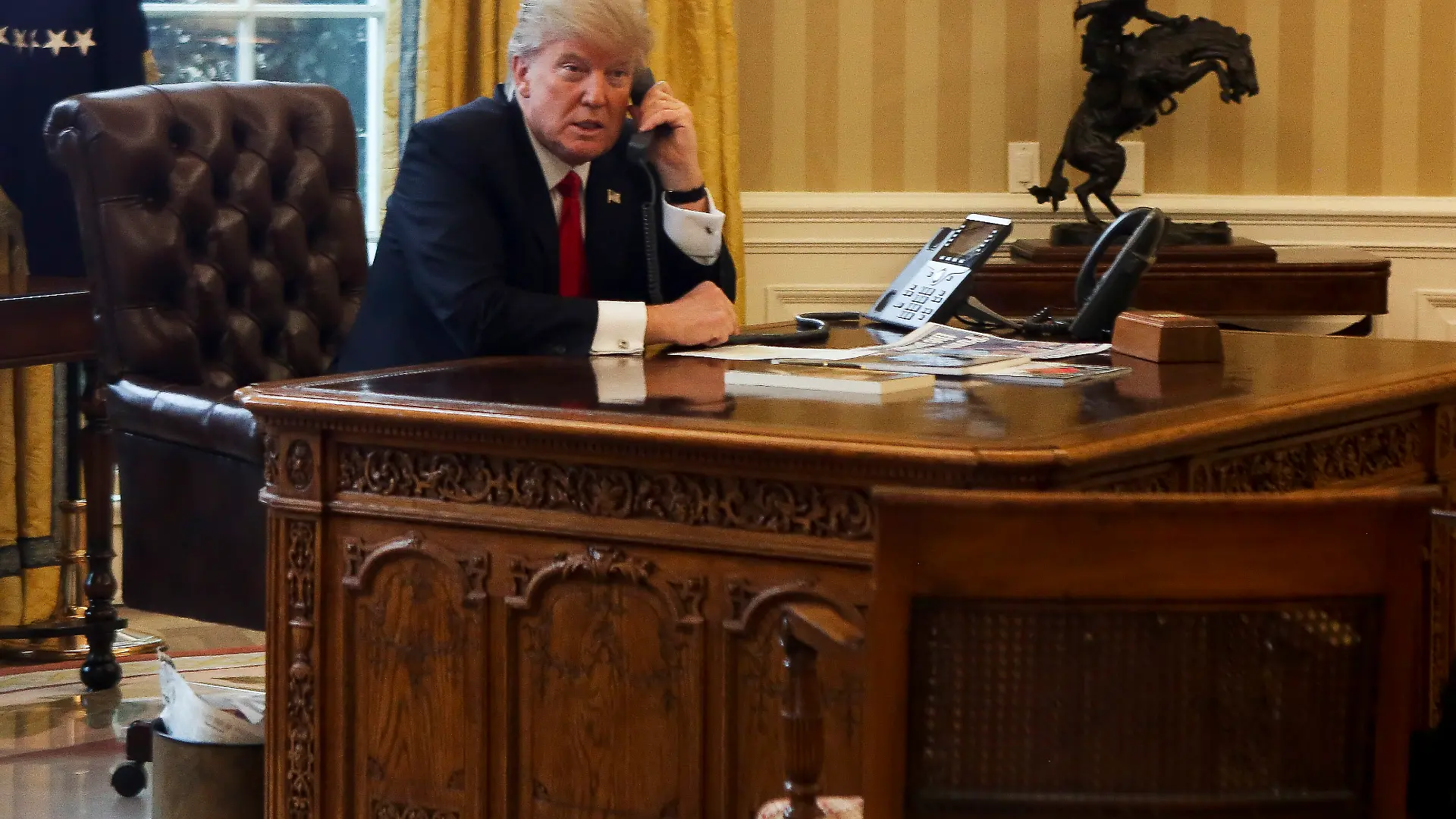 US President Donald Trump speaks with the King of Saudi Arabia, Salman bin Abd al-Aziz Al Saud in the Oval Office of the White House, January 29, 2017, Washington, DC. Credit: Aude Guerrucci / Pool via CNP Foto: Aude Guerrucci/Consolidated/Pool/dpa