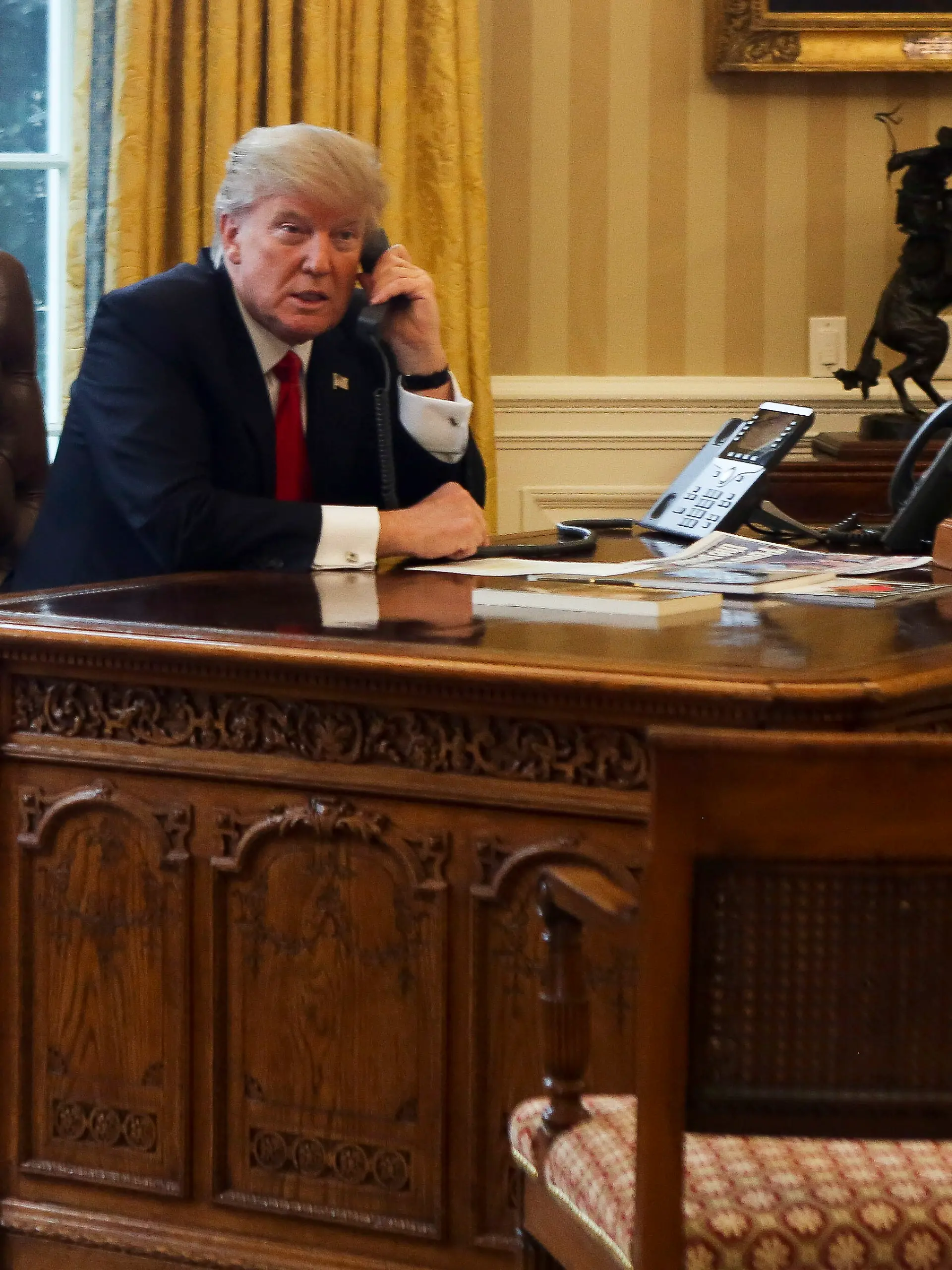 US President Donald Trump speaks with the King of Saudi Arabia, Salman bin Abd al-Aziz Al Saud in the Oval Office of the White House, January 29, 2017, Washington, DC. Credit: Aude Guerrucci / Pool via CNP Foto: Aude Guerrucci/Consolidated/Pool/dpa