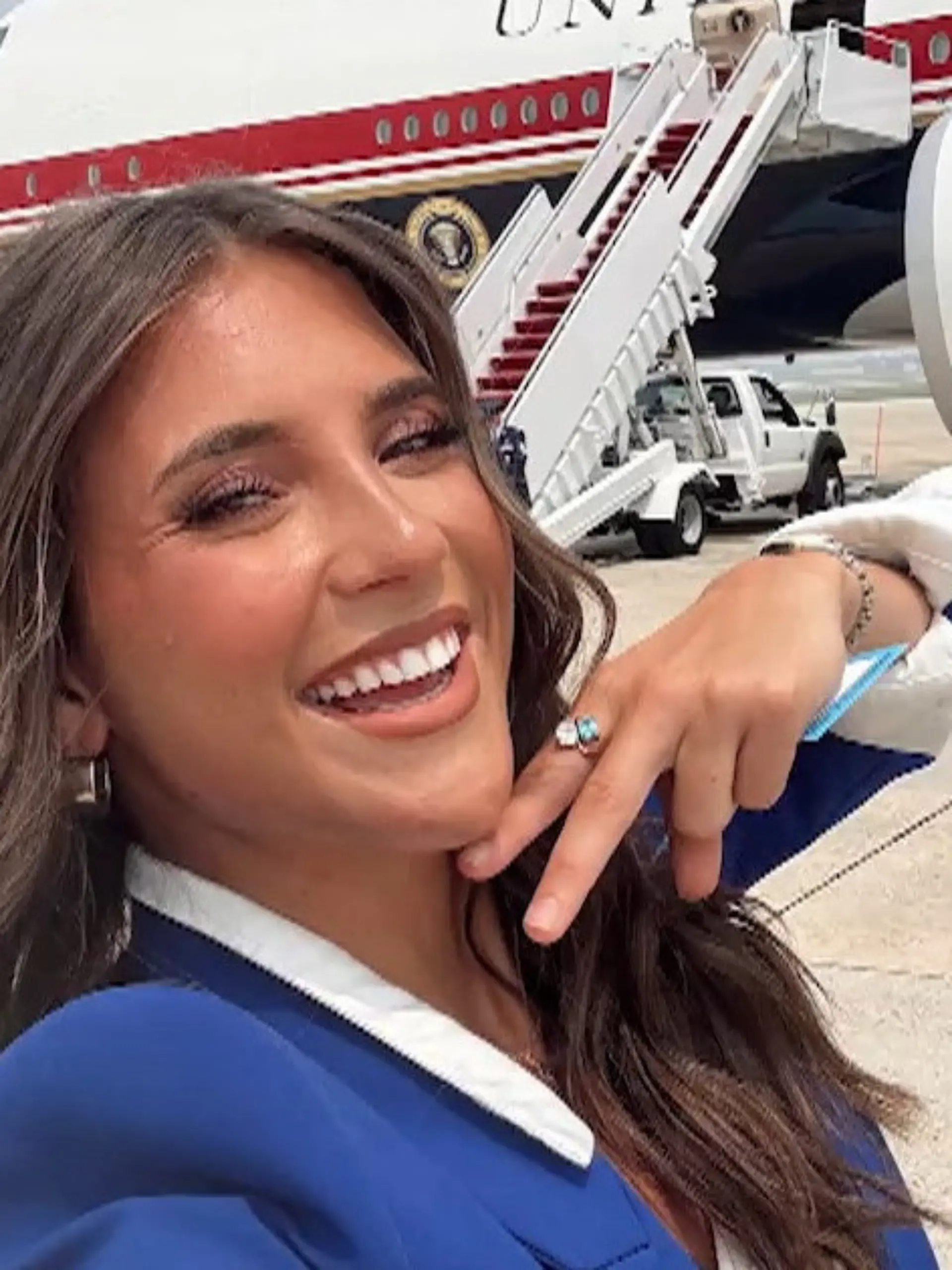 Bild zu: "Mega-Stress am ersten Arbeitstag! Trumps neue Sprecherin (24) schockt mit diesem Foto"